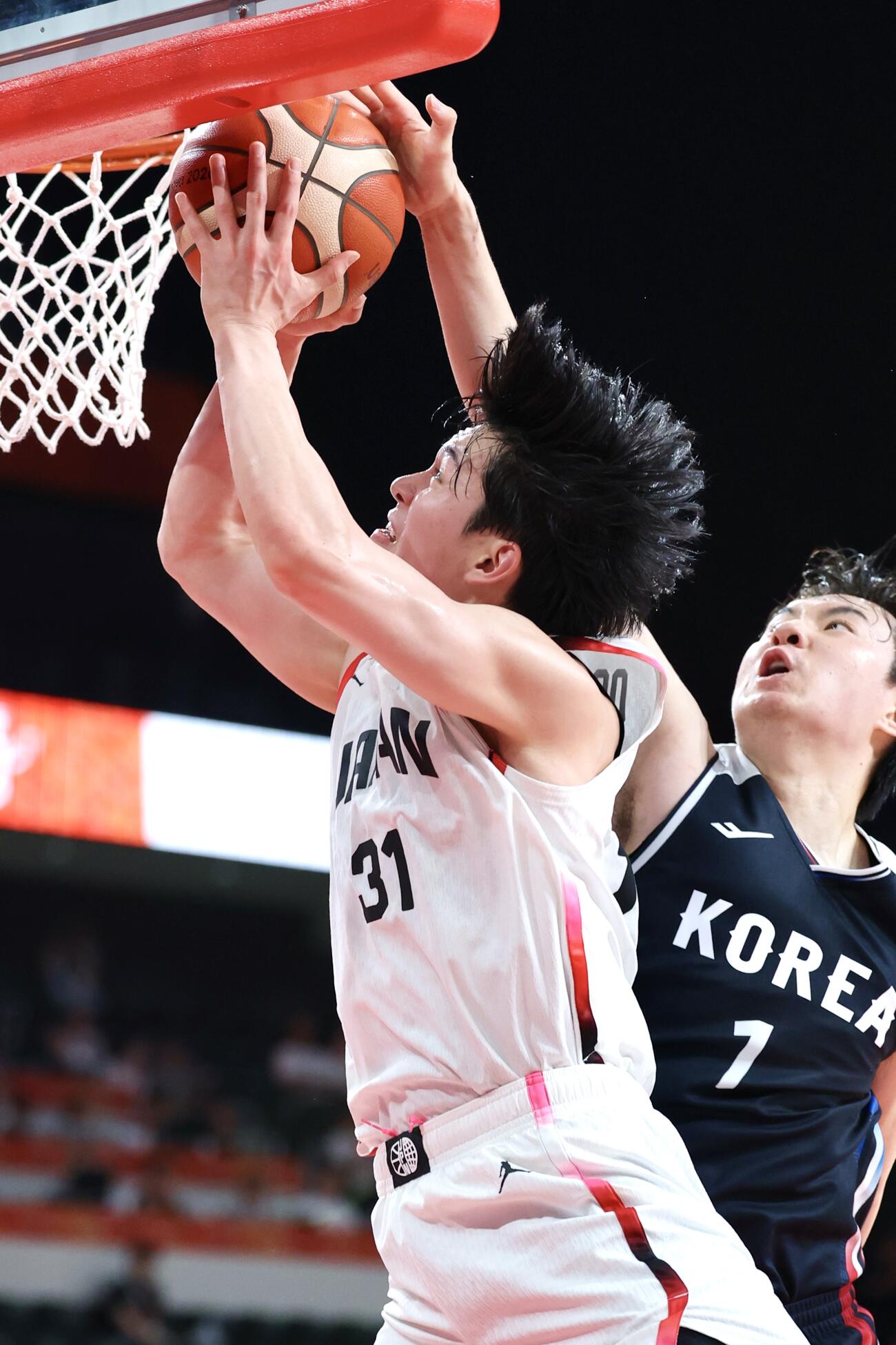 日本対韓国　第2クォーター、韓国イ・ヒョンジュン（右）にシュートをブロックされる小川敦也（撮影・宮地輝）