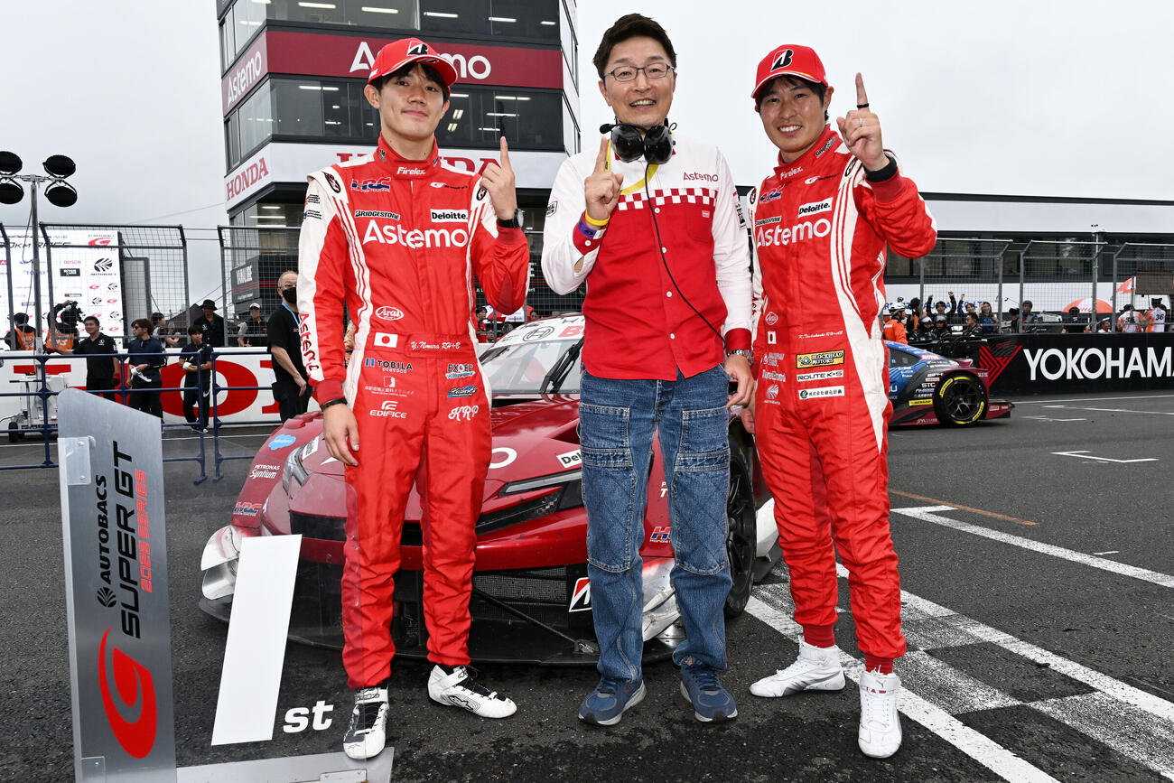 1位ポーズを決める野村勇斗（左）、金石勝智監督（中央）、塚広大（GTA提供）