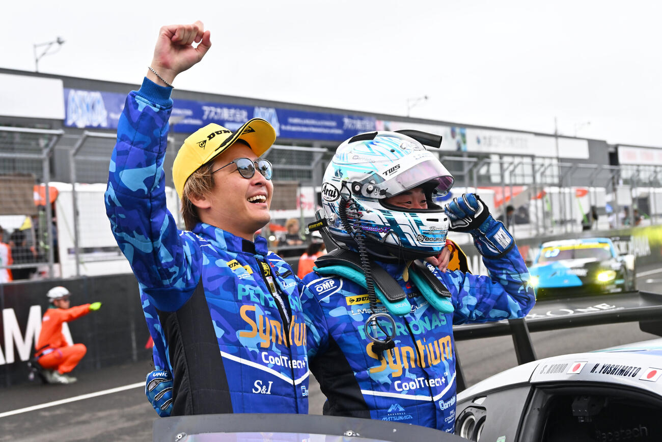 ガッツポーズの河野駿佑（左）、吉本大樹（GTA提供）