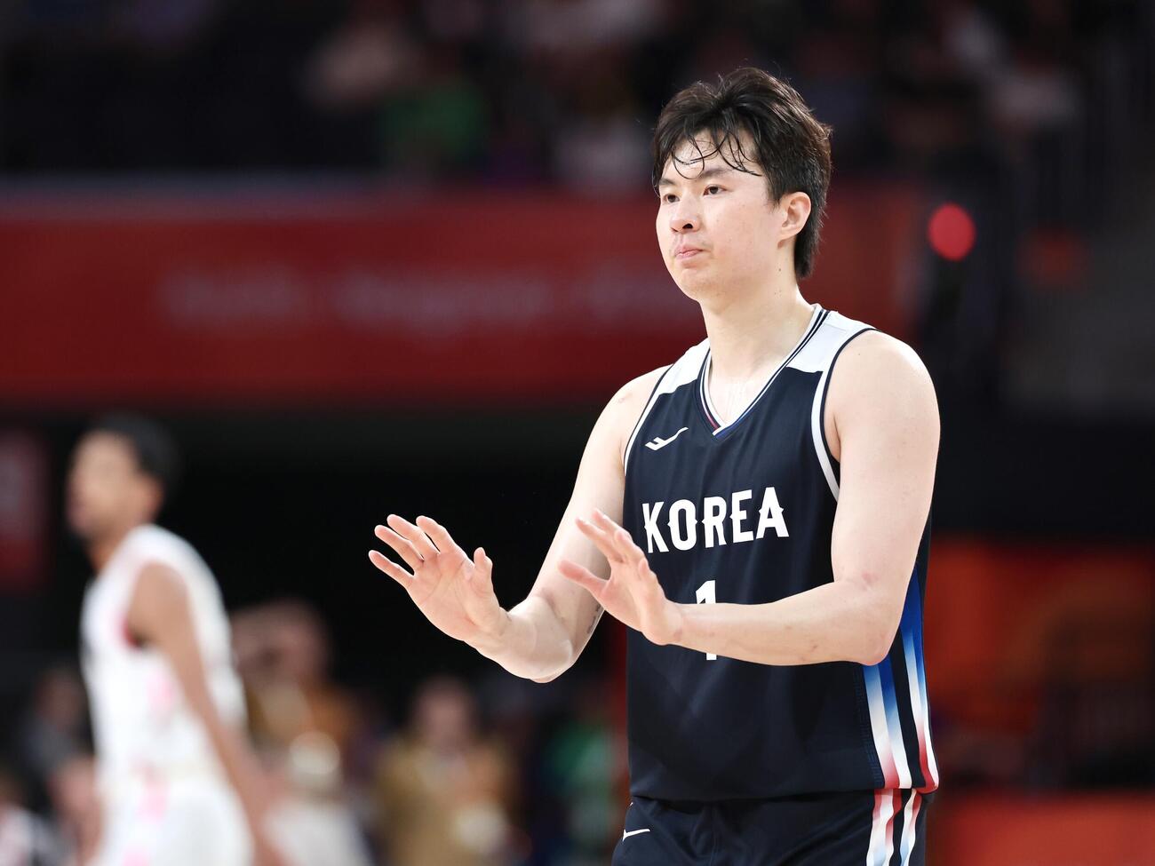 日本対韓国　第3クォーター、3点シュートを決め興奮するチームメートを落ち着かせる韓国イ・ヒョンジュン（撮影・宮地輝）