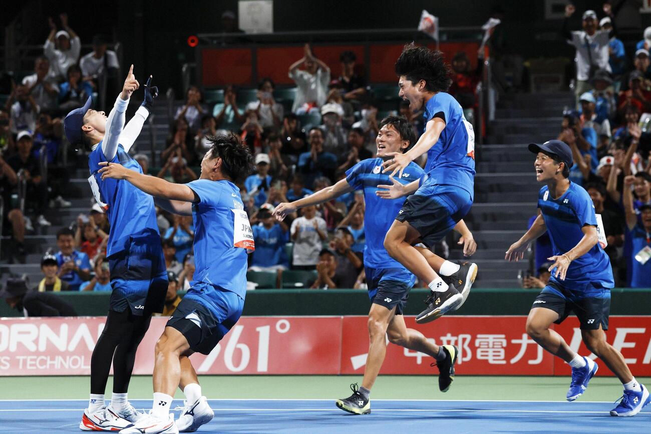 男子団体で優勝し、大喜びする（左から）上松俊貴、広岡宙、丸山海斗、黒坂卓矢、内本隆文＝名古屋市東山公園TC(共同)