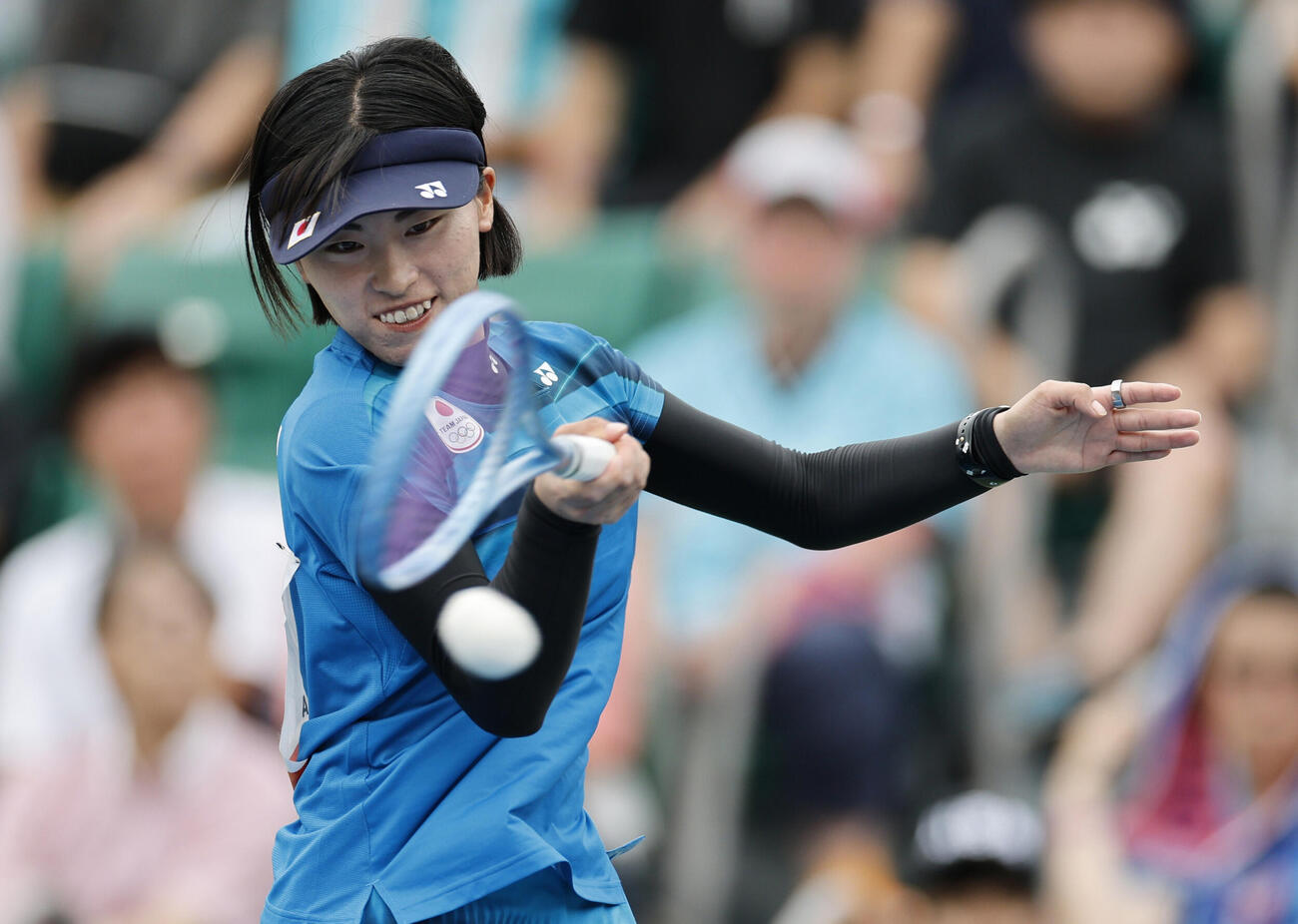 女子団体決勝　シングルスでプレーする岩倉彩佳＝名古屋市東山公園TC(共同)