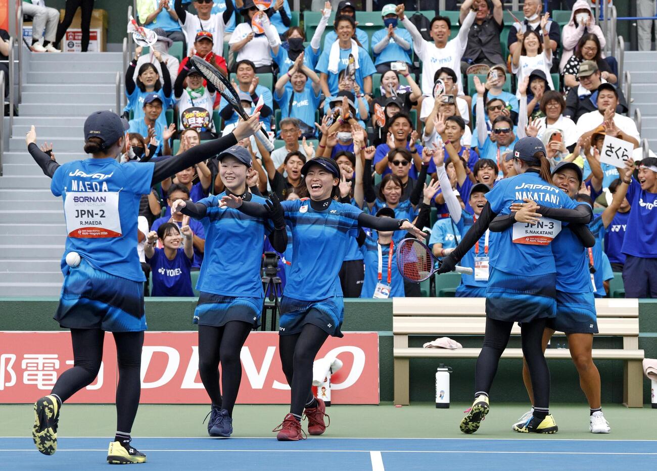 女子団体決勝で台湾を破り、大喜びする（左2人目から）天間麗奈、岩倉彩佳ら日本＝名古屋市東山公園TC(共同)