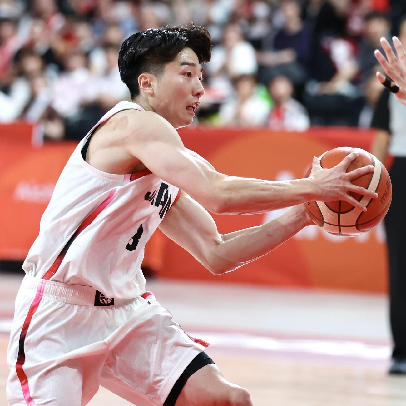 日本対韓国　第3クォーター、フェイントをかける黒川虎徹（撮影・宮地輝）