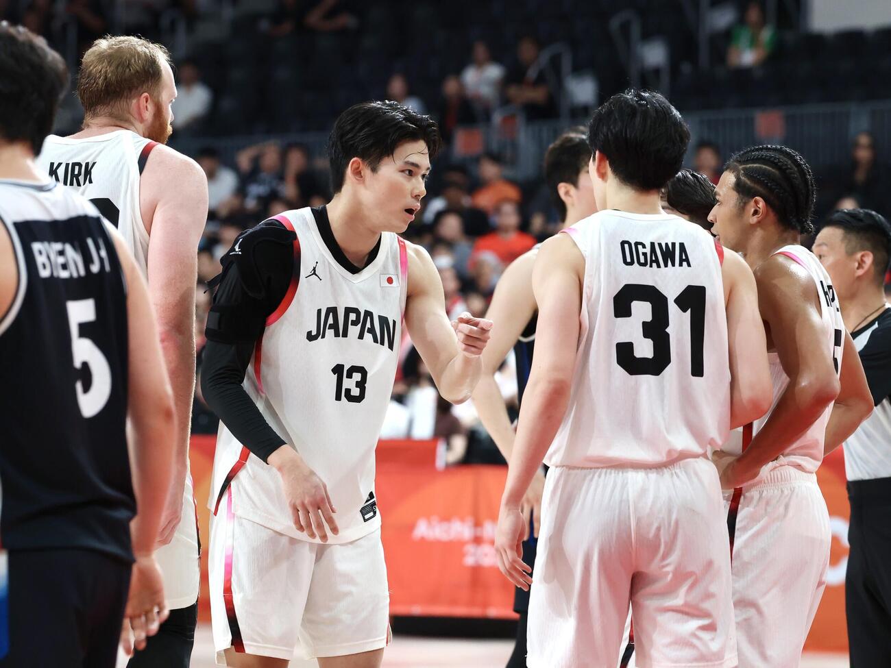 日本対韓国　第4クォーター、言葉を交わす金近廉ら（撮影・宮地輝）