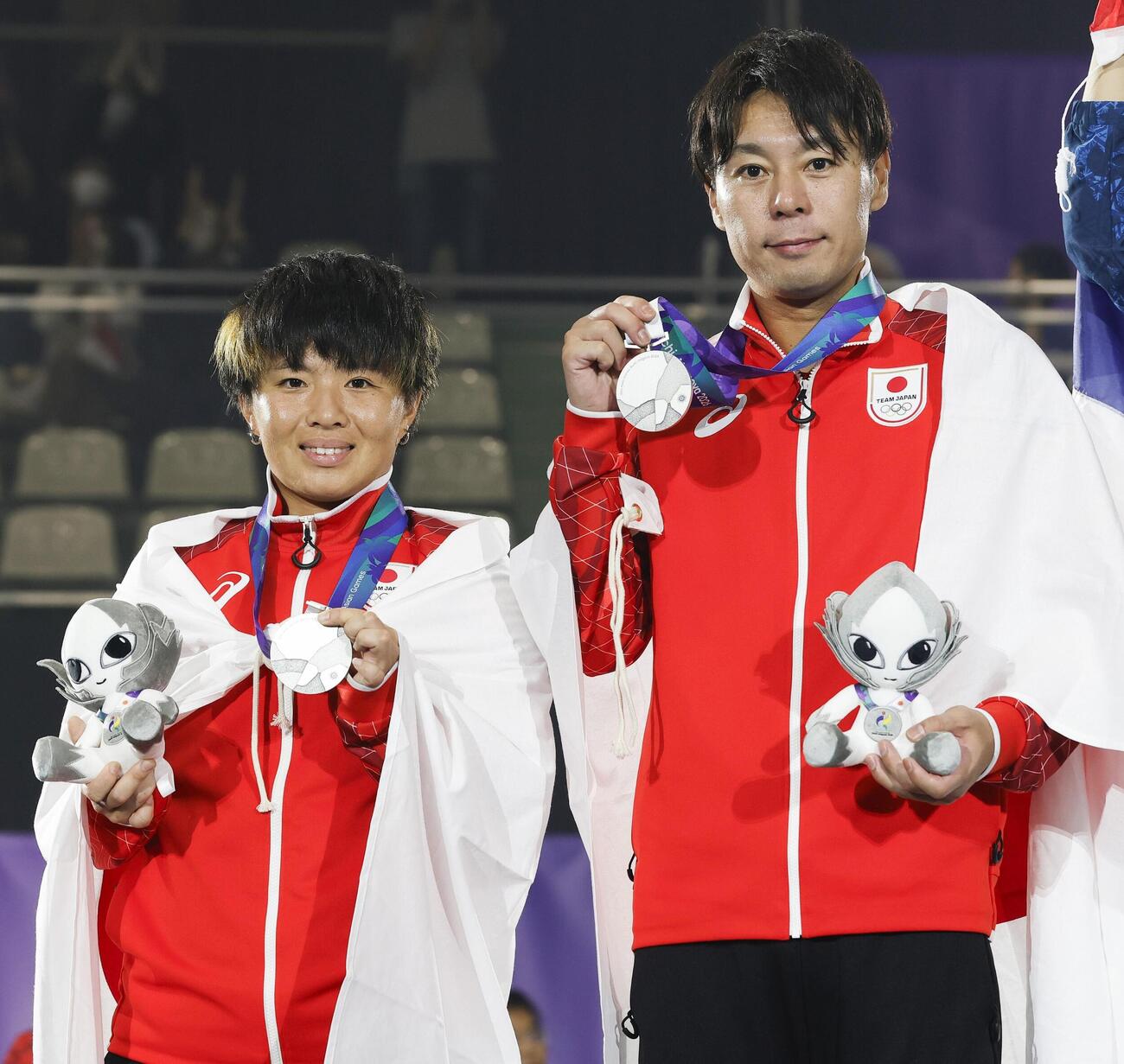 混合ダブルスで銀メダルを獲得した早稲昭範（右）、坂本唯那組＝名古屋市東SC（共同）