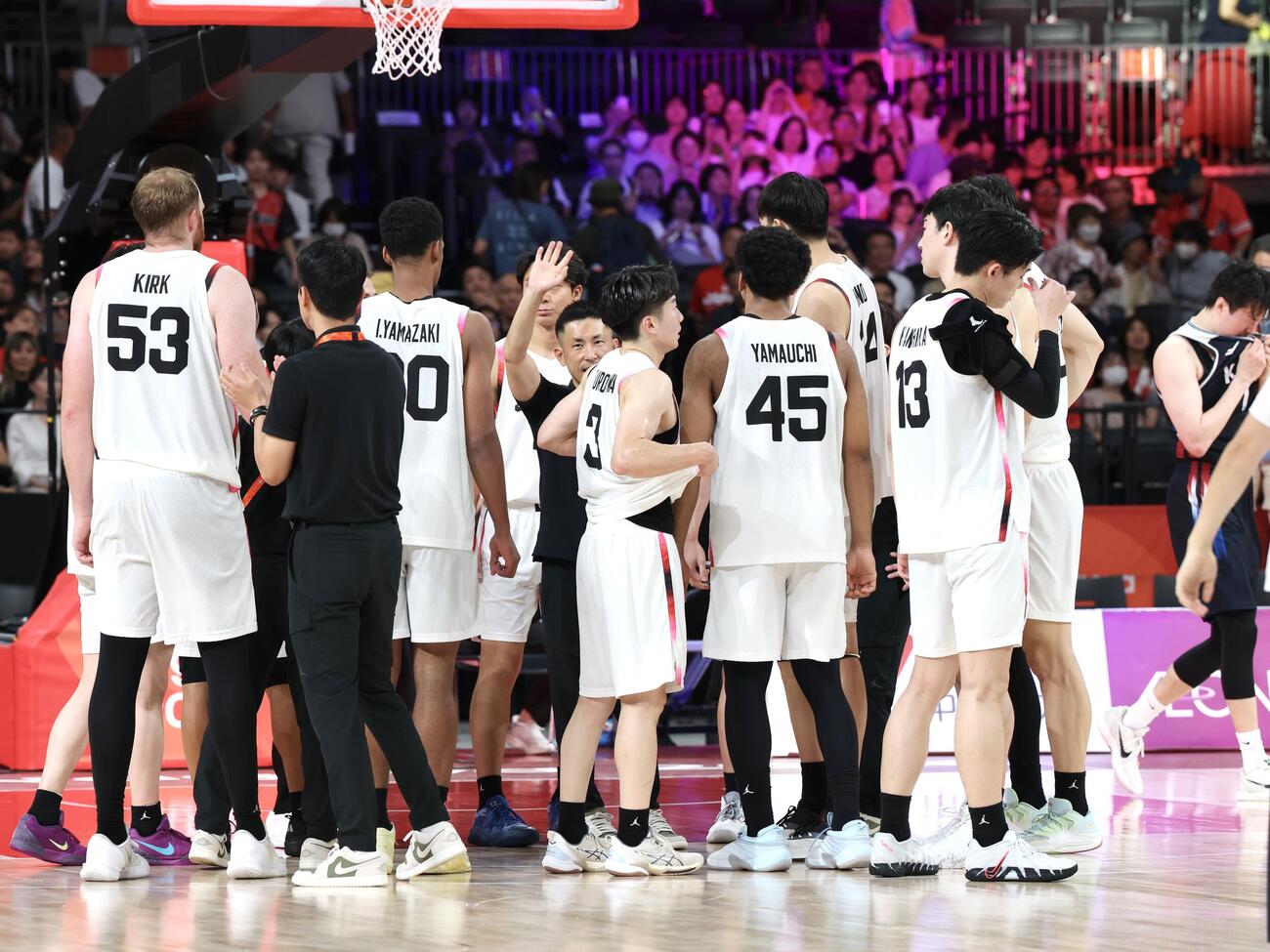 日本対韓国　韓国に敗れ準優勝となりあいさつする吉本泰輔監督（中央）（撮影・宮地輝）