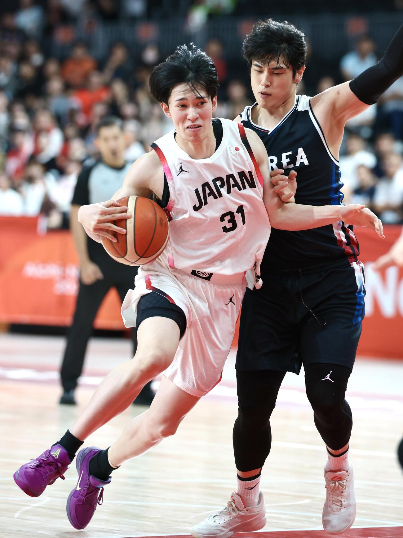 日本対韓国　第3クォーター、果敢に攻め込む小川敦也（撮影・宮地輝）