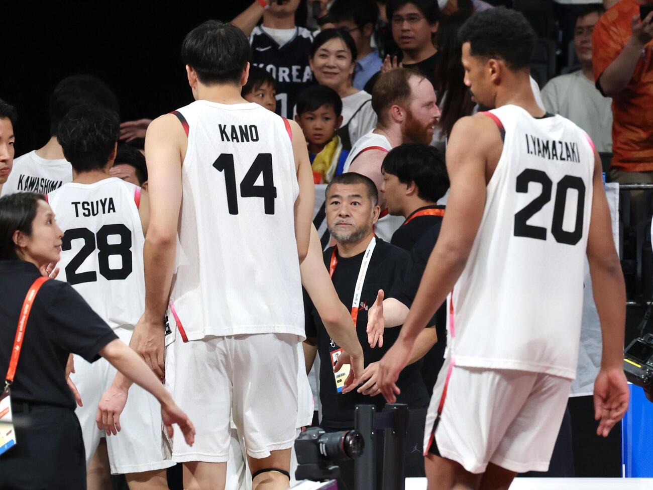 日本対韓国　韓国に敗れ準優勝となった選手たちを迎えるA代表の桶谷大監督（撮影・宮地輝）
