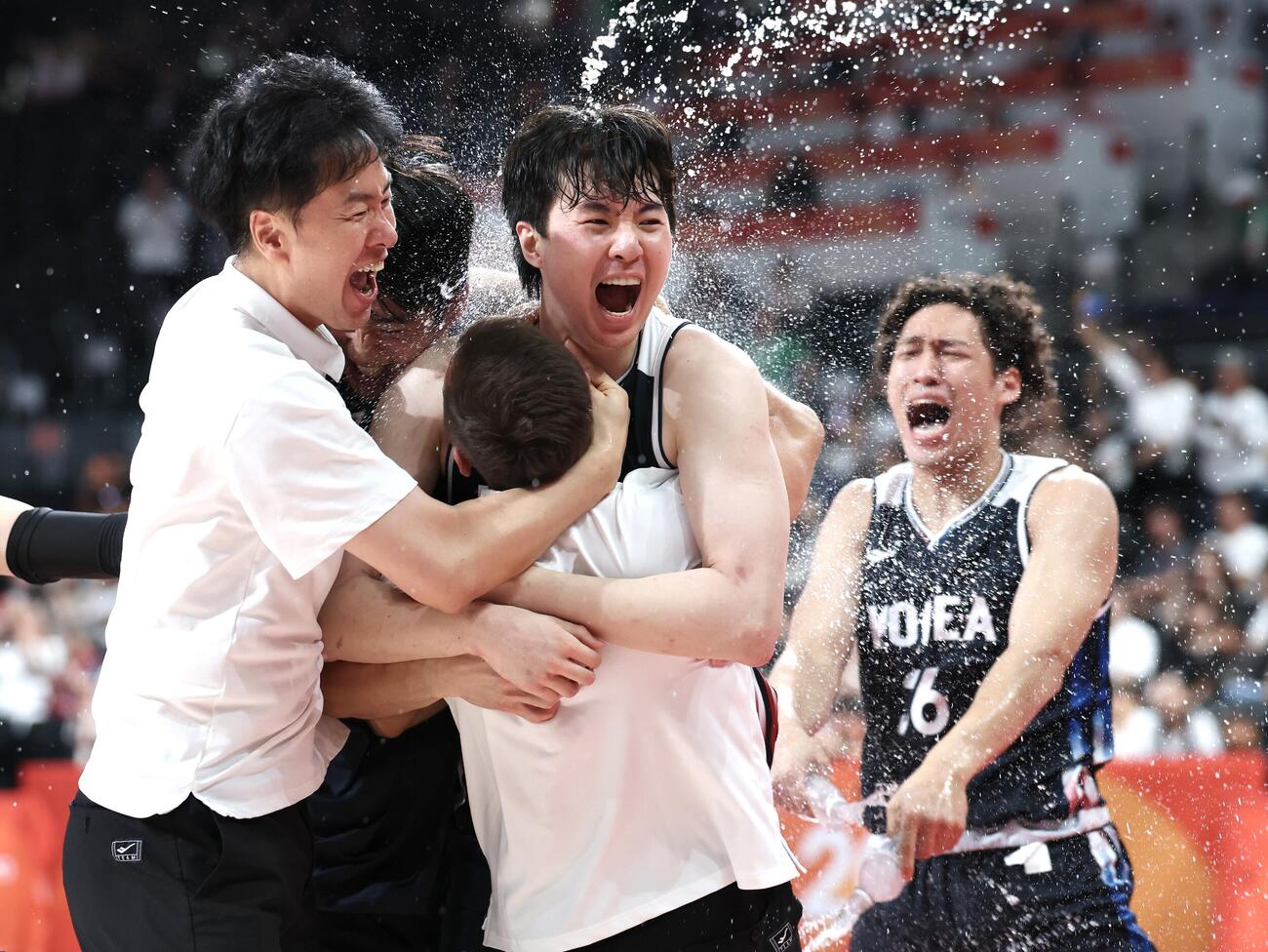 日本対韓国　優勝しウォーターシャワーを浴びる韓国イ・ヒョンジュン（撮影・宮地輝）