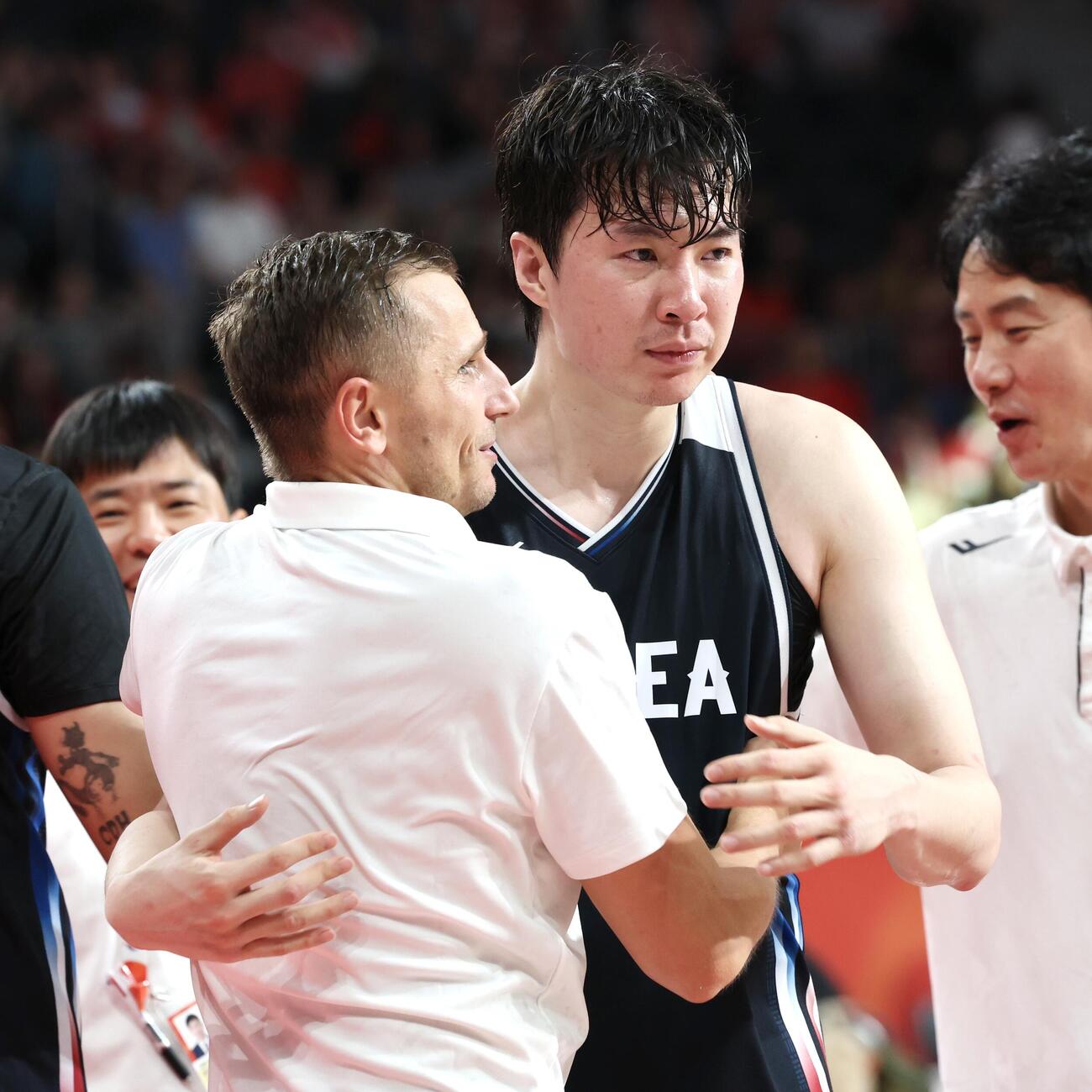 日本対韓国　優勝し韓国ニコライ・マズールス監督（左）と抱き合うイ・ヒョンジュン（撮影・宮地輝）