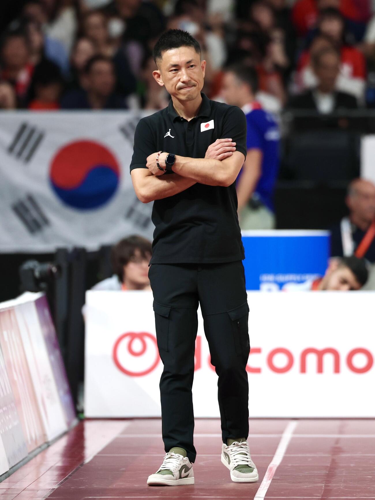 日本対韓国　第4クォーター、厳しい表情の吉本泰輔監督（撮影・宮地輝）