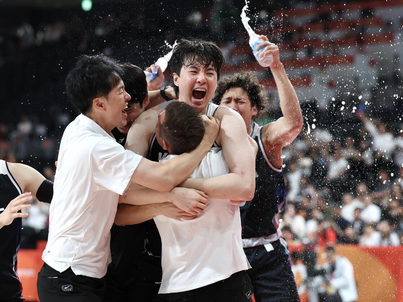 日本対韓国　優勝し喜びを爆発させる韓国イ・ヒョンジュンら（撮影・宮地輝）
