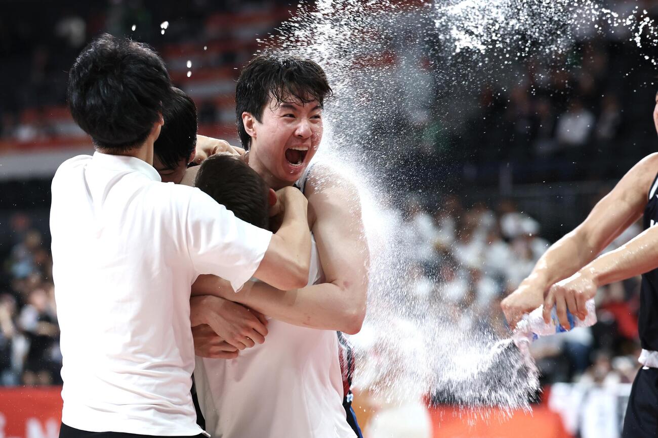 日本対韓国　優勝しウォーターシャワーを浴びる韓国イ・ヒョンジュン（撮影・宮地輝）