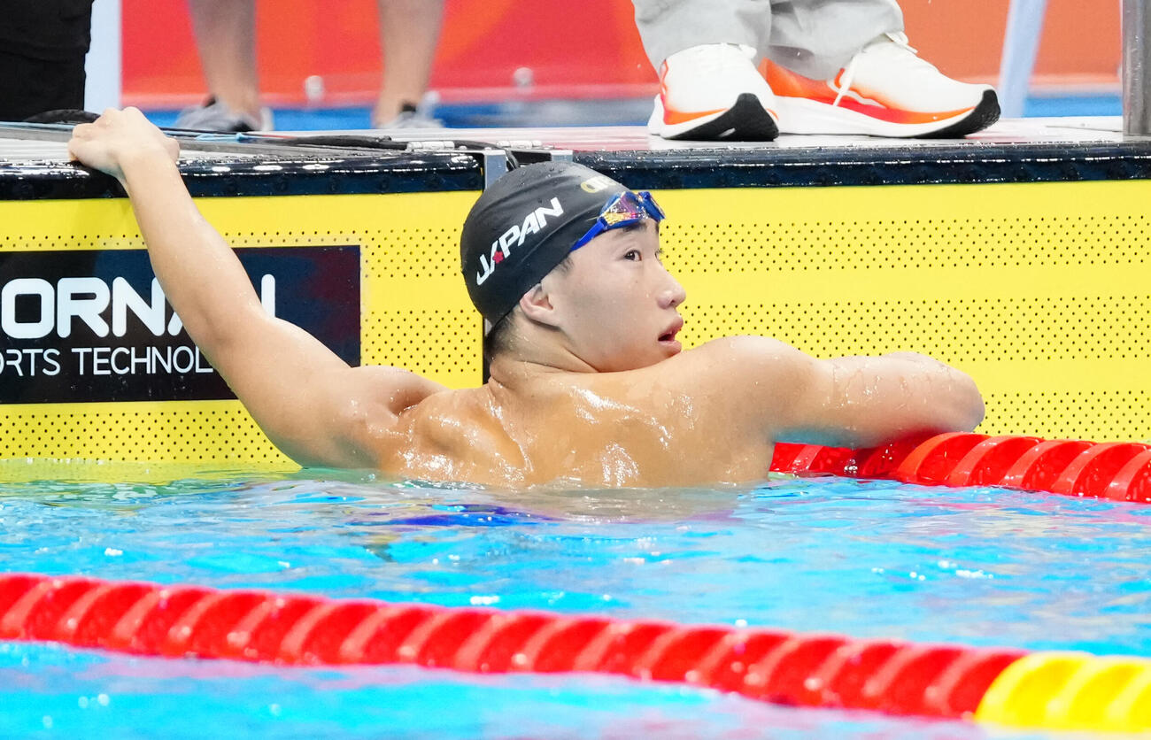 男子100メートル平泳ぎ予選　タイムを確認する大橋信（撮影・鈴木みどり）