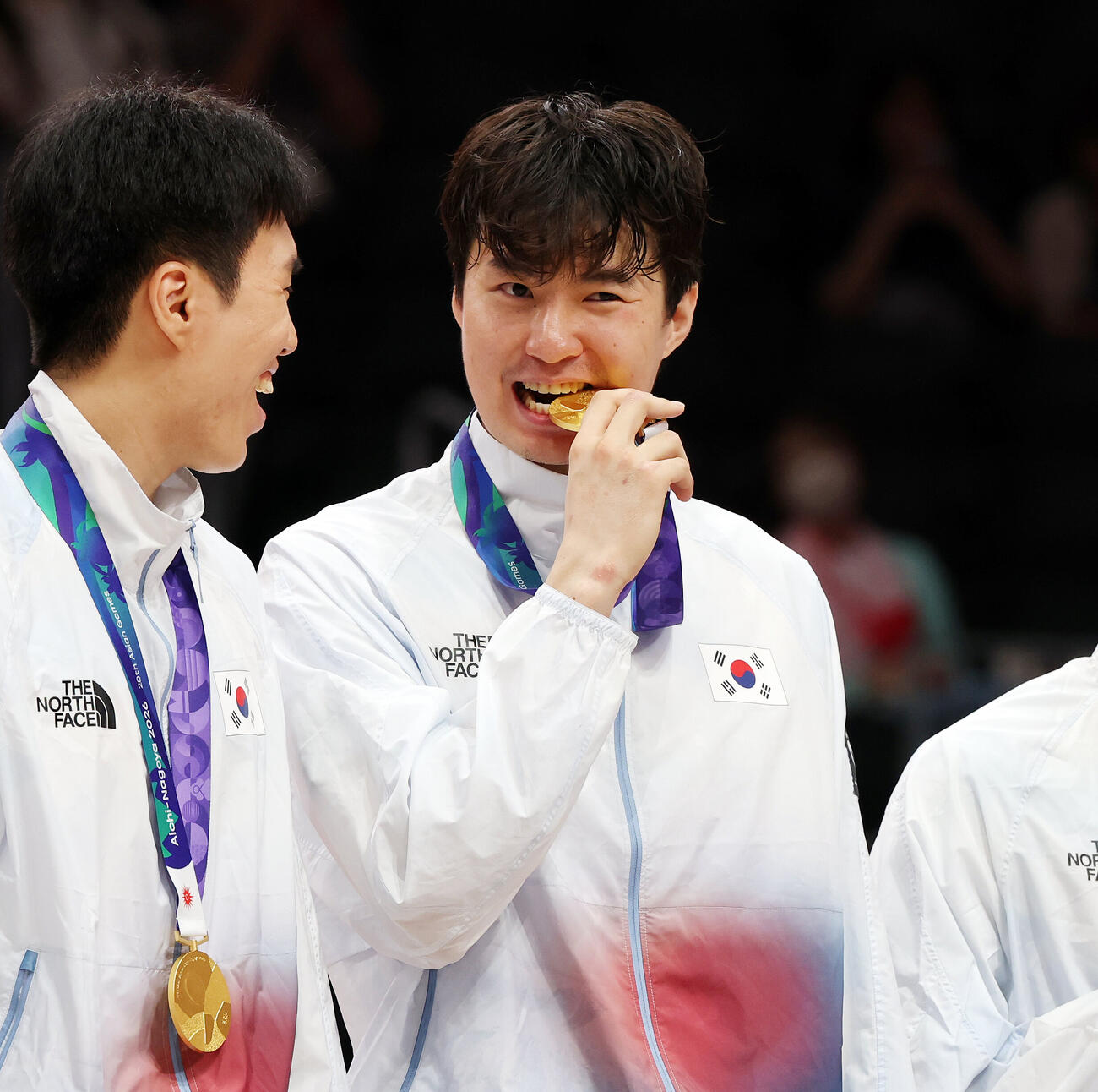 日本対韓国　金メダルを噛む韓国イ・ヒョンジュン（撮影・宮地輝）