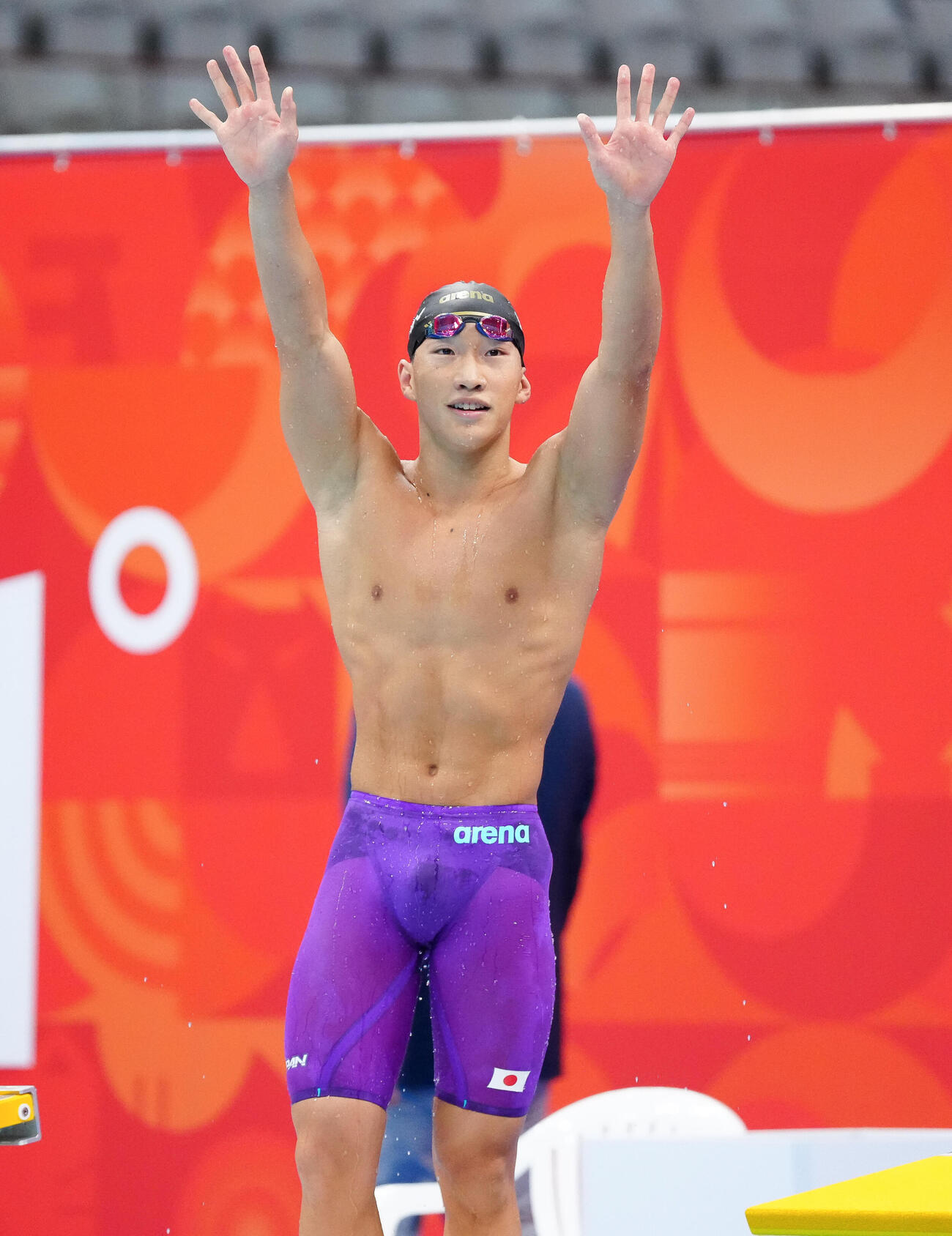 男子100メートル平泳ぎ決勝　同着1位で金メダルを獲得し、声援に応える大橋信（撮影・鈴木みどり）