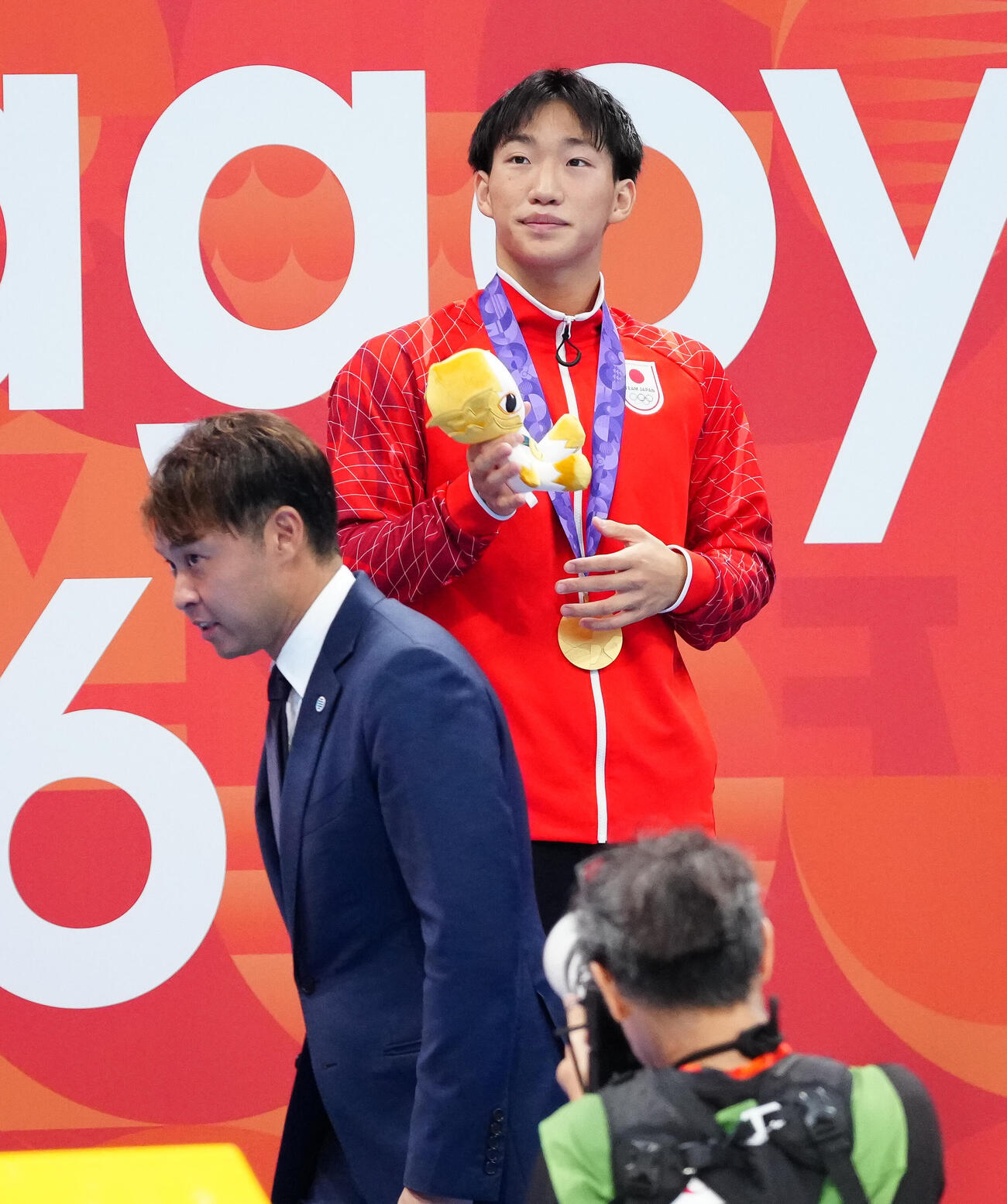 男子100メートル平泳ぎ決勝　同着1位で金メダルを獲得し、北島康介氏（左）からマスコットのぬいぐるみを受け取った大橋信（撮影・鈴木みどり）