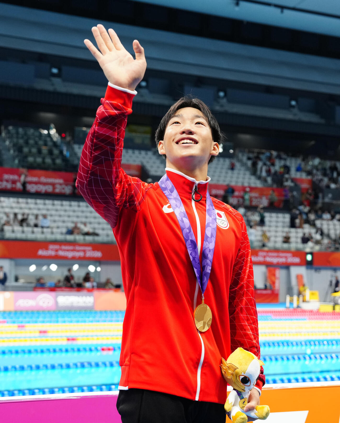 男子100メートル平泳ぎ決勝　金メダルを獲得し、声援に応える大橋信（撮影・鈴木みどり）