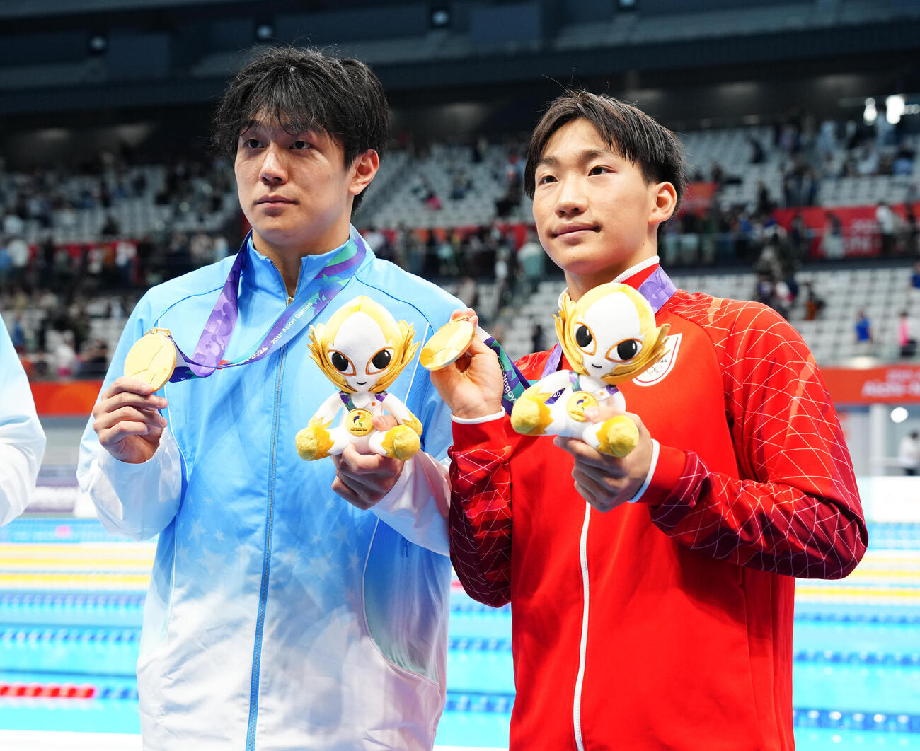 男子100メートル平泳ぎ決勝　同率1位で金メダルを獲得し、董志豪（左）と写真に納まる大橋信（撮影・鈴木みどり）
