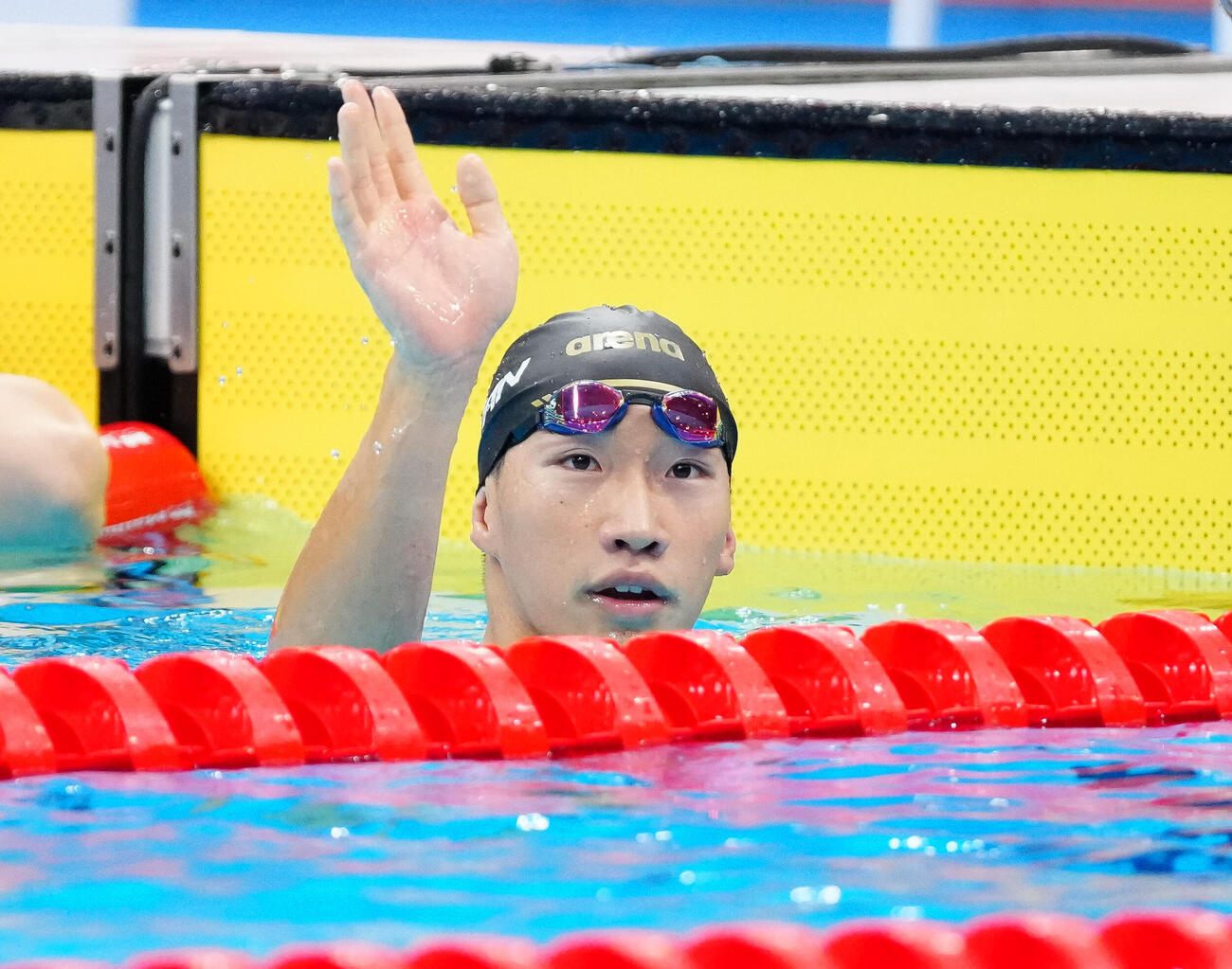 男子100メートル平泳ぎ決勝　同着1位で金メダルを獲得し、声援に応える大橋信（撮影・鈴木みどり）