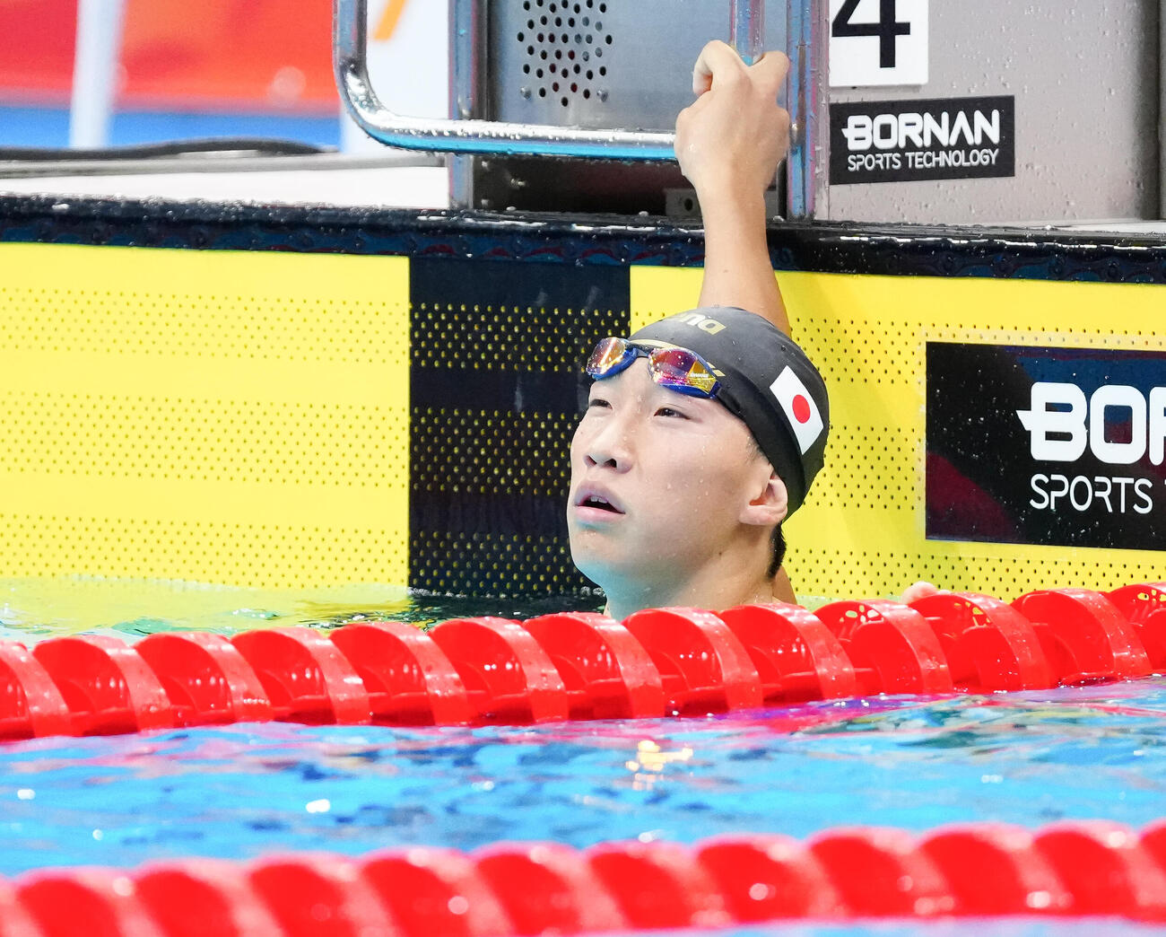 男子100メートル平泳ぎ決勝　ゴールしタイムを確認する大橋信（撮影・鈴木みどり）