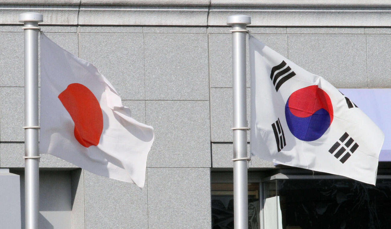 日本国旗と韓国国旗※写真はイメージ