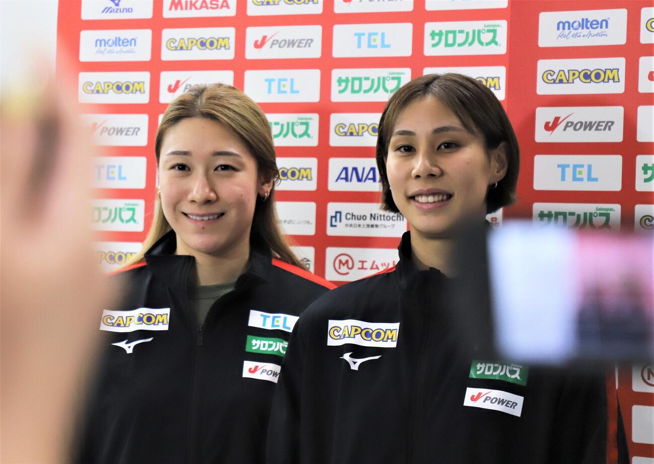 石川真佑（左）と和田由紀子（2026年7月撮影）