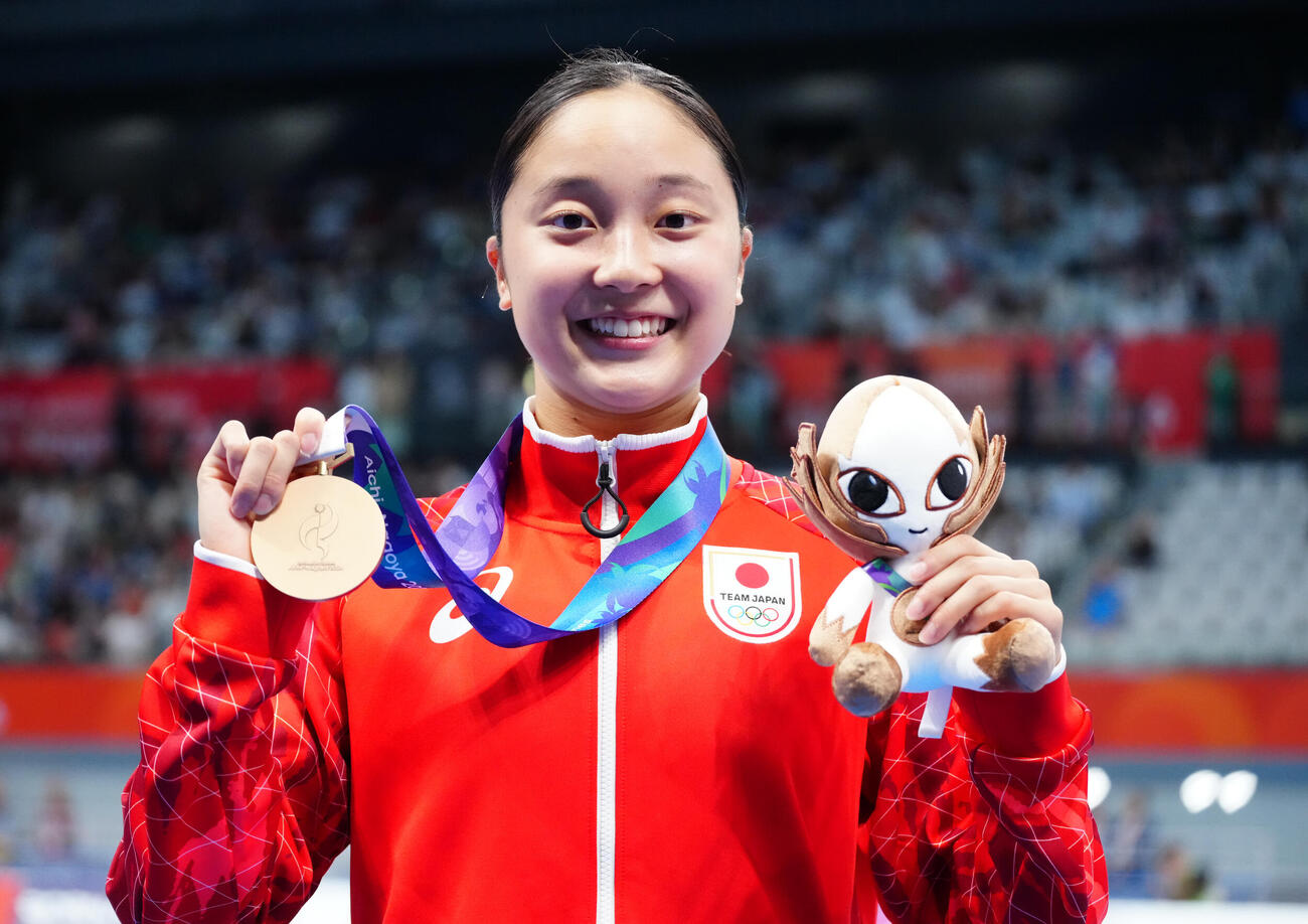 女子200メートル個人メドレー決勝　銅メダルを獲得し笑顔で写真に納まる成田実生（撮影・鈴木みどり）