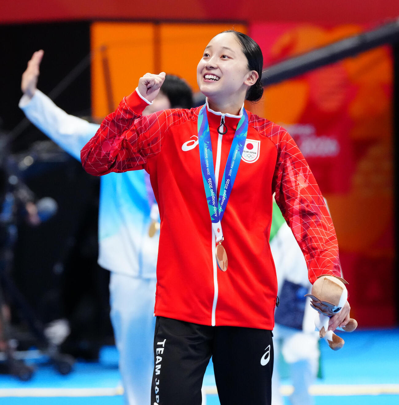女子200メートル個人メドレー決勝　銅メダルを獲得し、声援に応える成田実生（撮影・鈴木みどり）