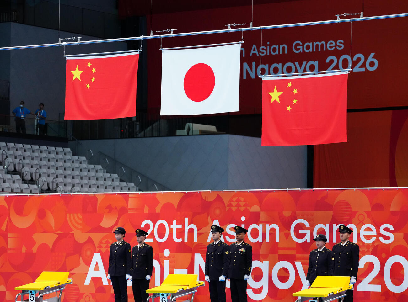 男子100メートル平泳ぎ決勝　同率1位で大橋信と董志豪が金メダルを獲得し、同じ高さに掲揚される中国国旗と日の丸（撮影・鈴木みどり）
