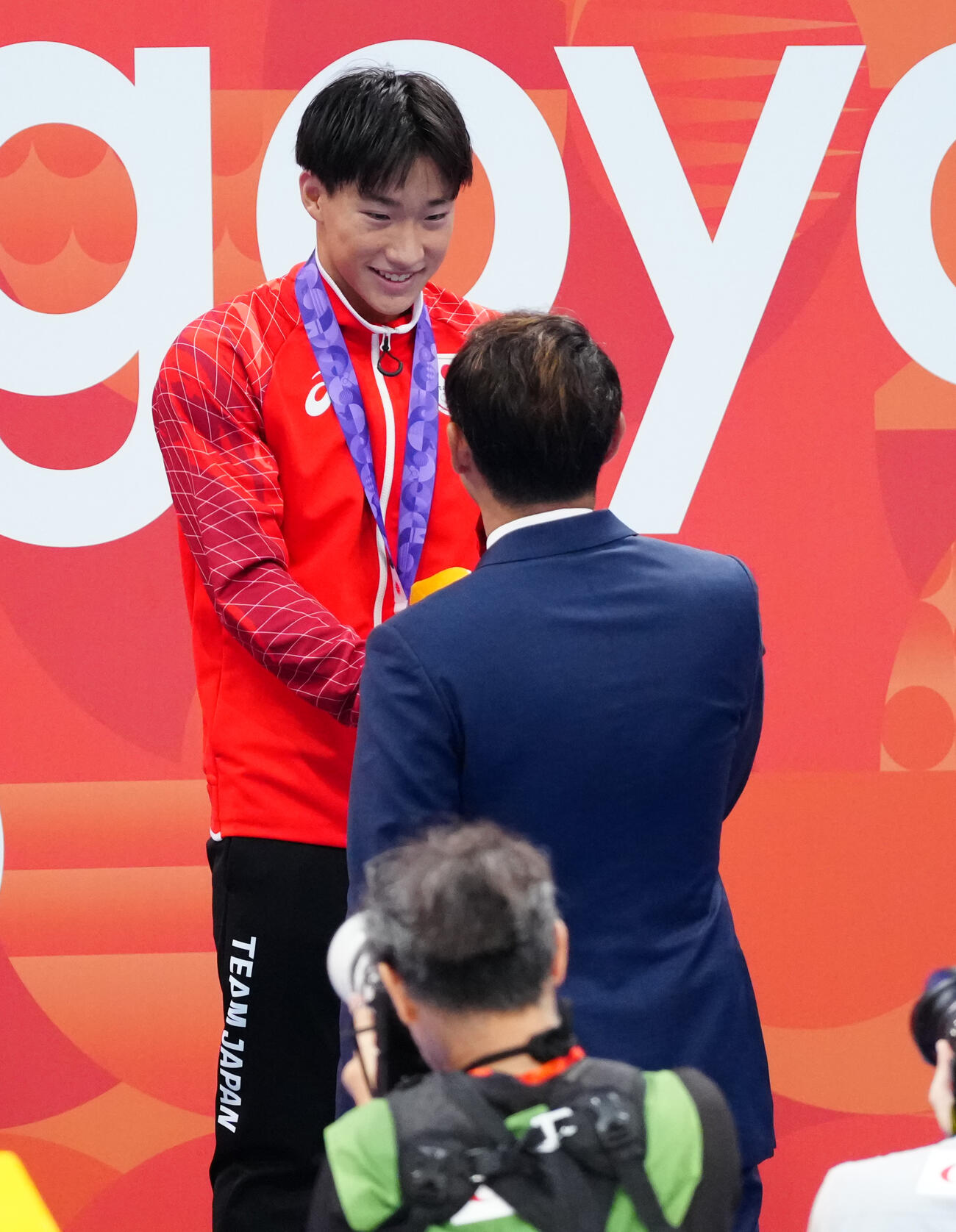 男子100メートル平泳ぎ決勝　金メダルを獲得した大橋信は北島康介氏から声をかけられる（撮影・鈴木みどり）