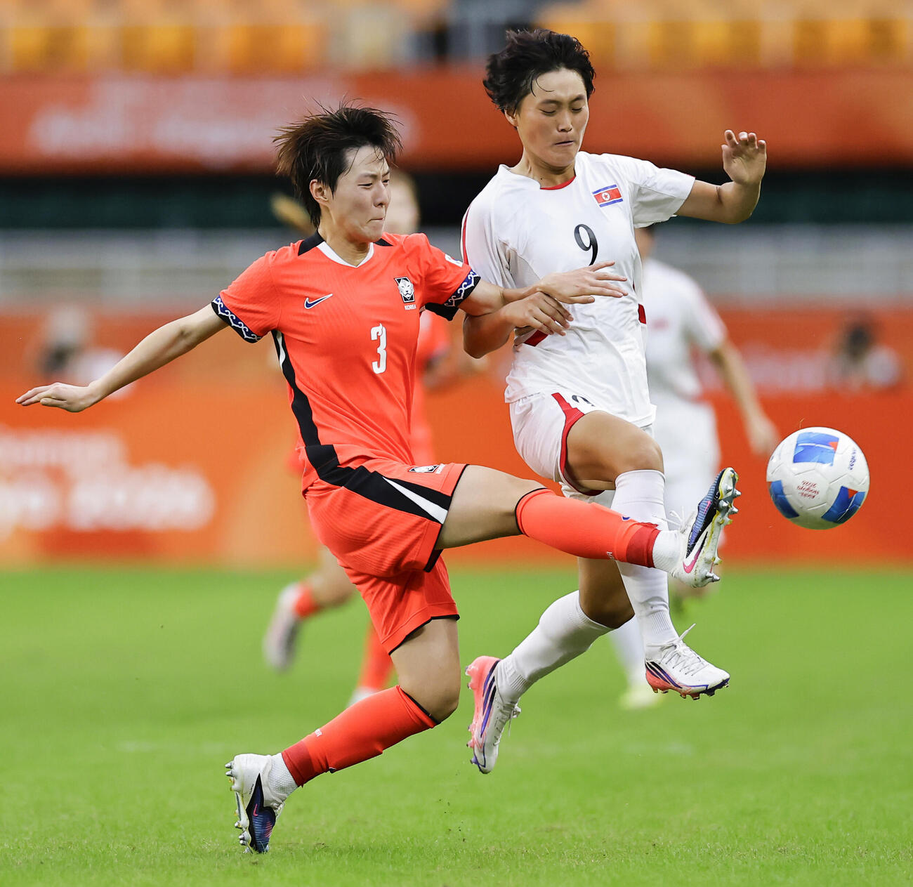 サッカー女子の韓国－北朝鮮戦でプレーする選手（共同）