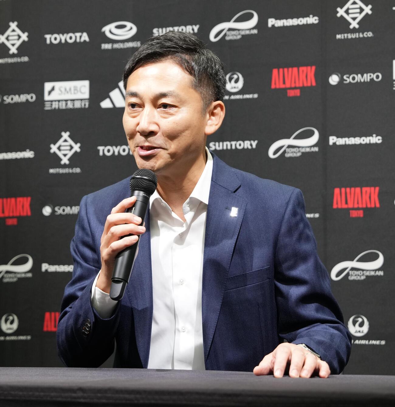 会見を行う島田慎二コミッショナー（撮影・小島史椰）