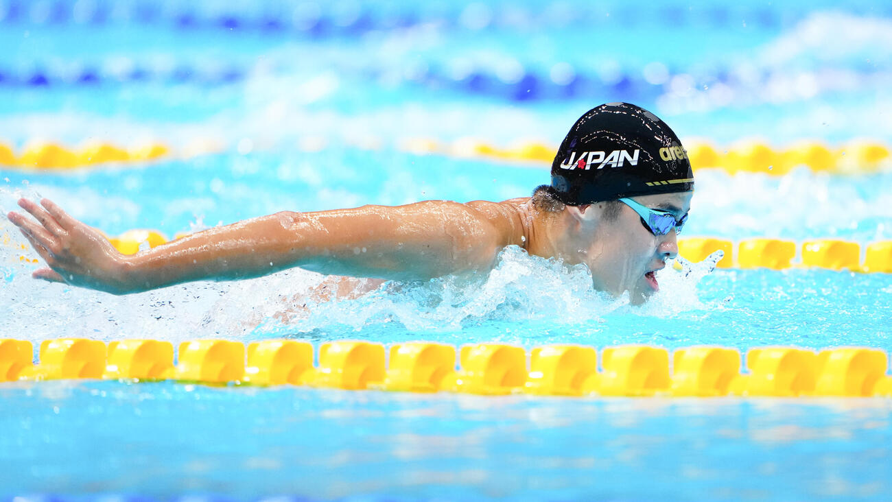 男子400メートル個人メドレー決勝で金メダルを獲得した小島夢貴のバタフライ（撮影・鈴木みどり）