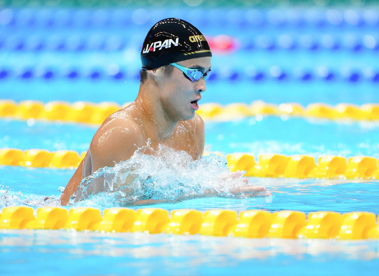 男子400メートル個人メドレー決勝で金メダルを獲得した小島夢貴の平泳ぎ（撮影・鈴木みどり）