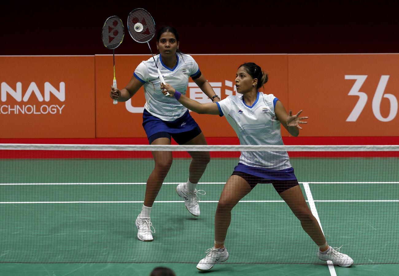 バドミントン女子団体　福島由紀、松本麻佑組と対戦するジョリー・トゥリーサ、プレラ・ガヤトリゴピチャンド組（ロイター）