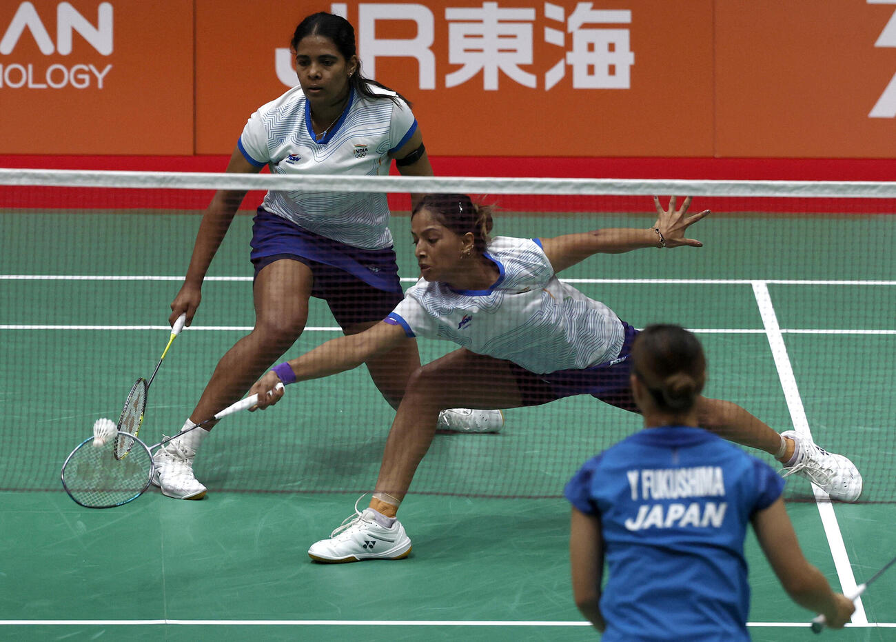 バドミントン女子団体　福島由紀、松本麻佑組（手前）と対戦するジョリー・トゥリーサ、プレラ・ガヤトリゴピチャンド組（ロイター）