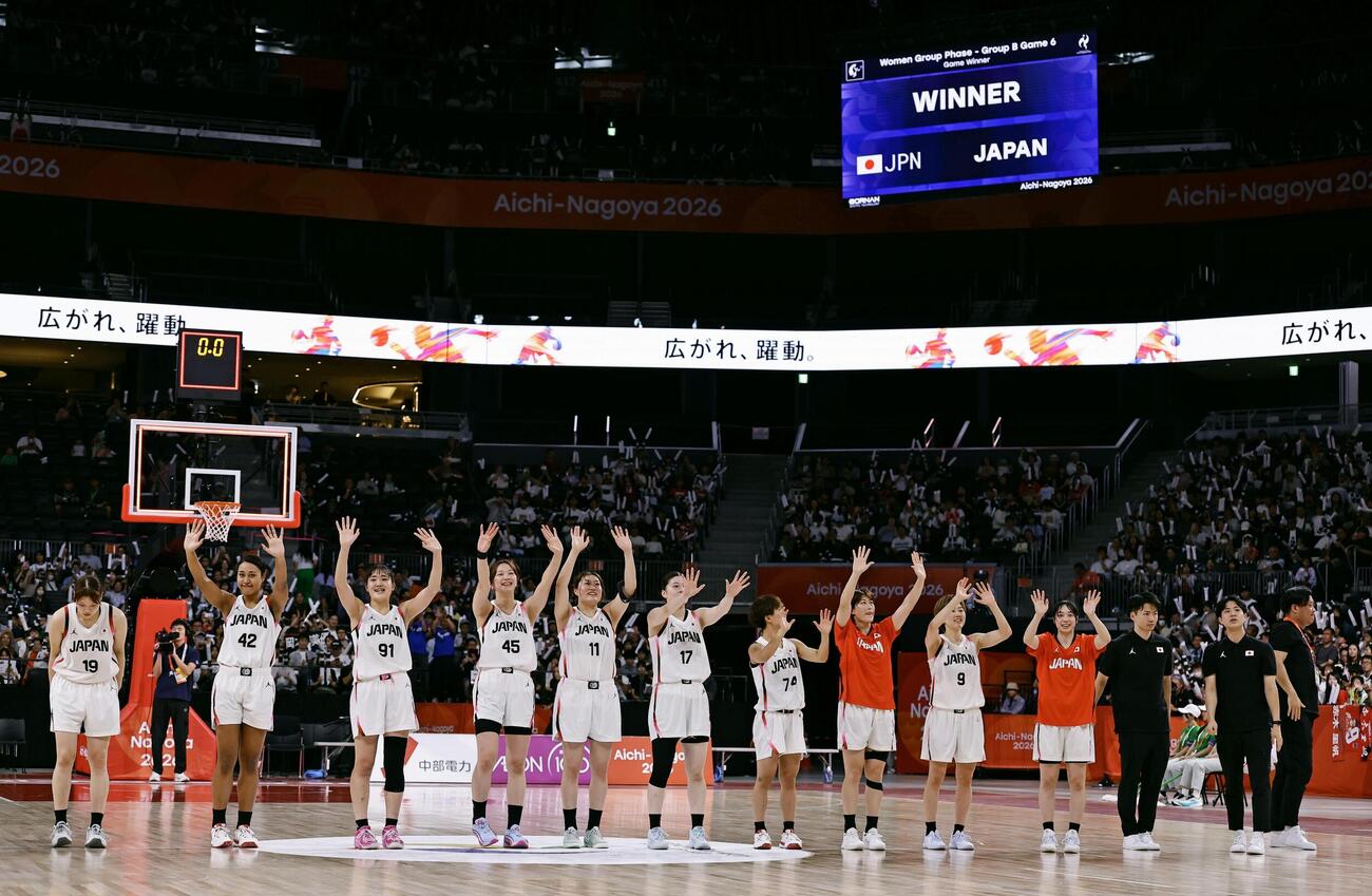 フィリピンに勝利し、歓声に応える日本＝IGアリーナ（共同）