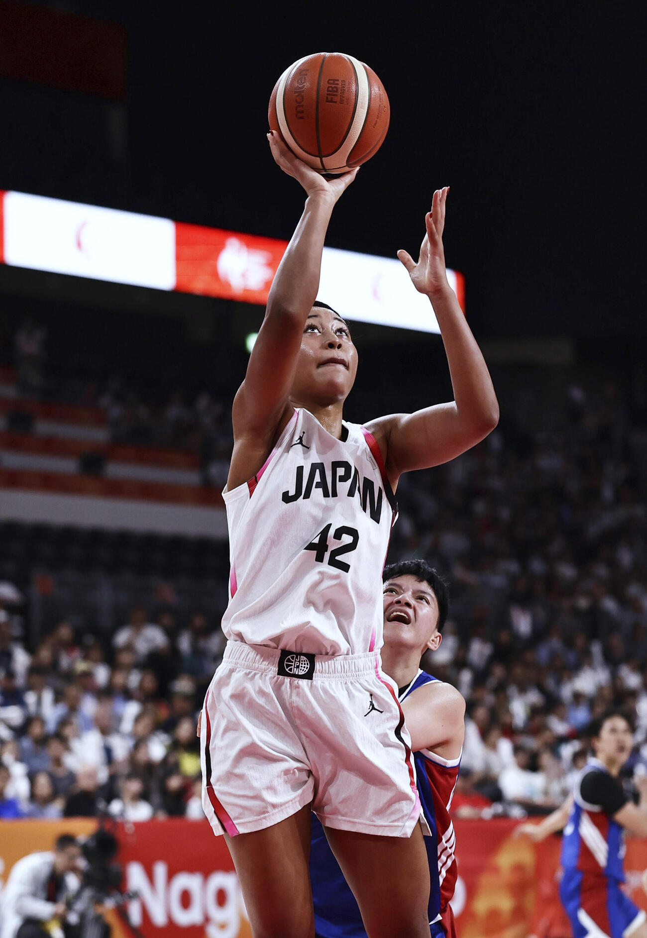 日本－フィリピン　第2クオーター、シュートを決める田中＝IGアリーナ（共同）