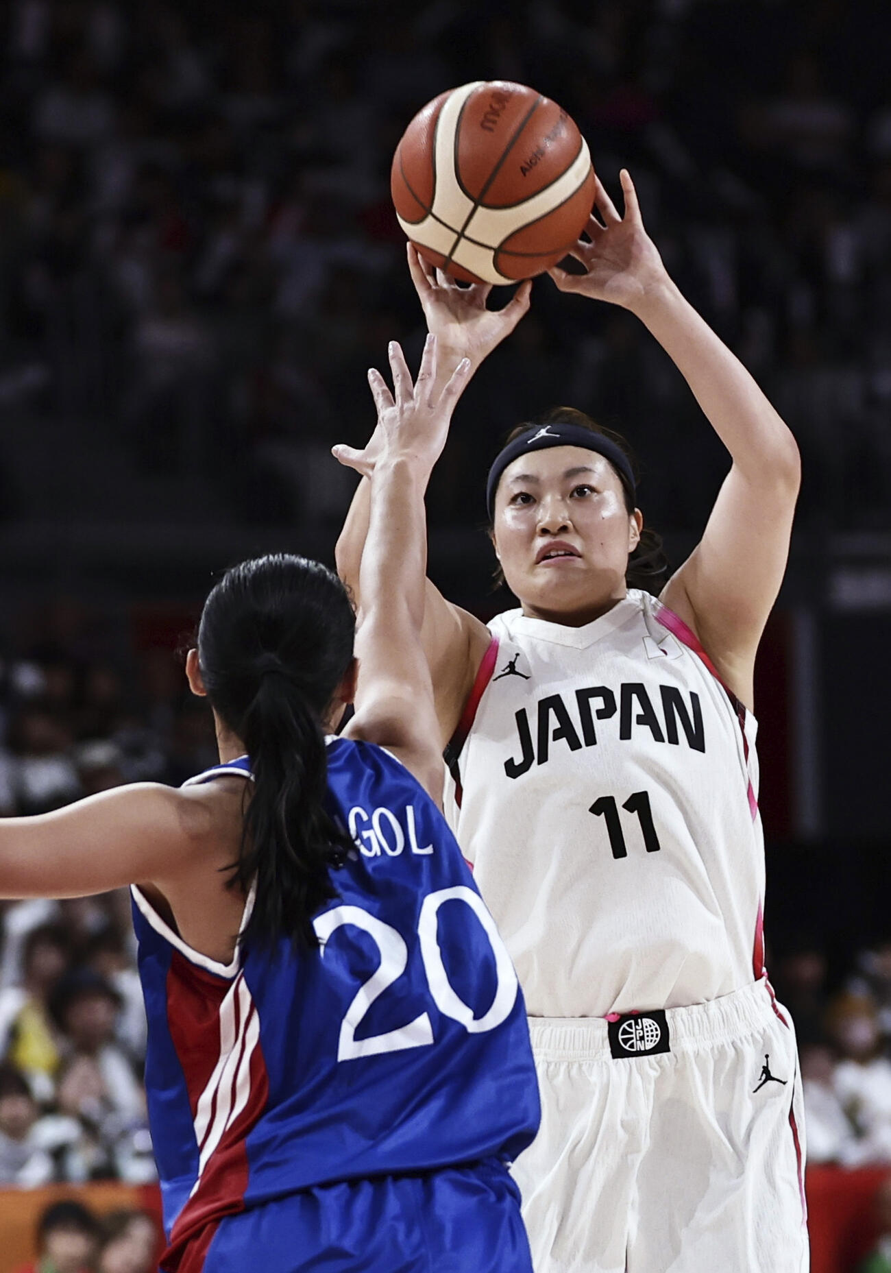 日本－フィリピン　第1クオーター、シュートを放つ岡本＝IGアリーナ（共同）