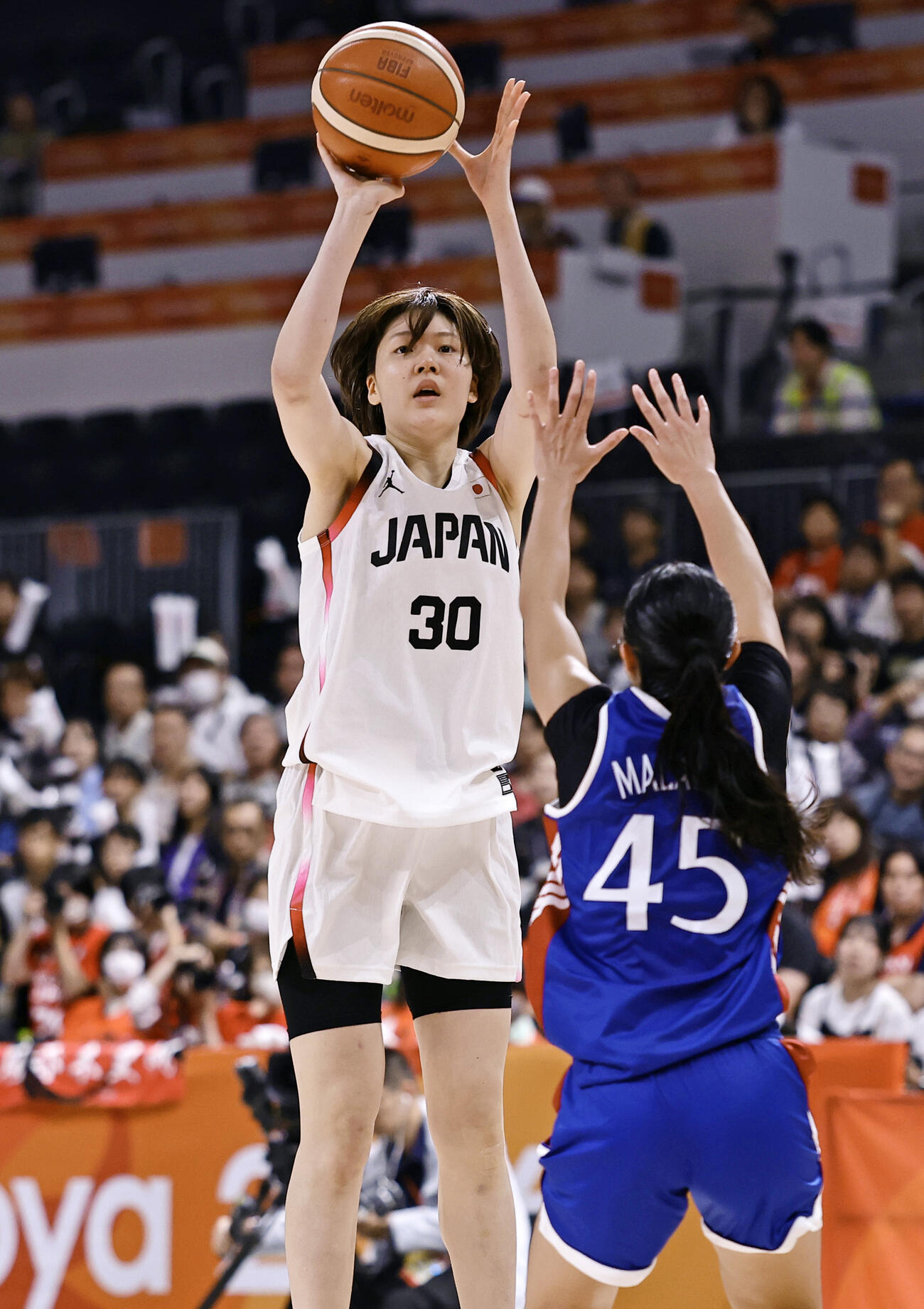 日本－フィリピン　第4クオーター、シュートを放つ白石＝IGアリーナ（共同）