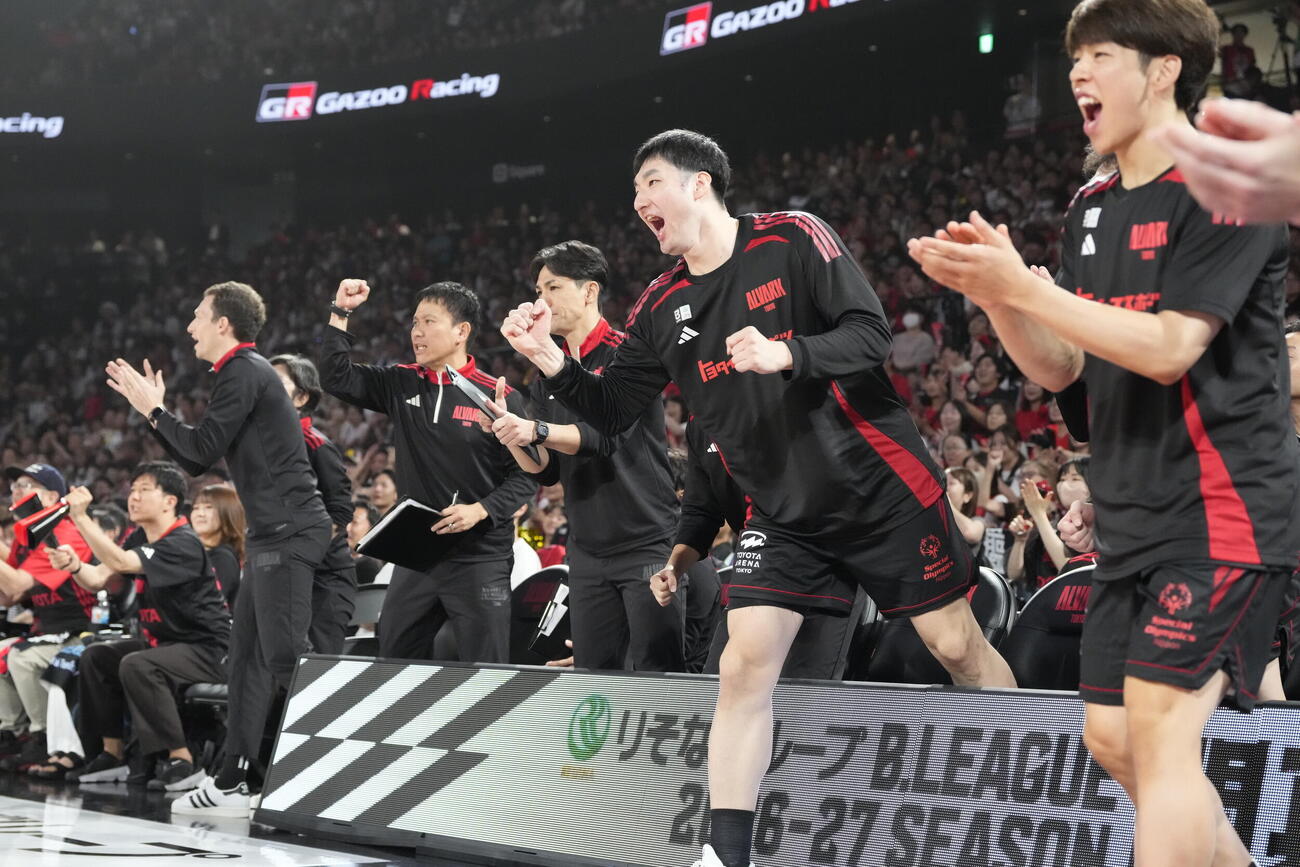 A東京対琉球　第1クオーター、盛り上がるA東京の選手たち（撮影・小島史椰）