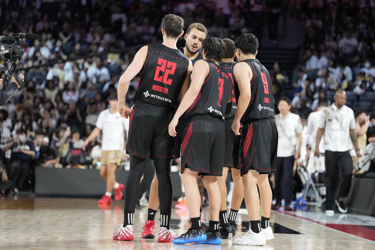 A東京対琉球　第3クオーター、円陣を組むA東京の選手たち（撮影・小島史椰）