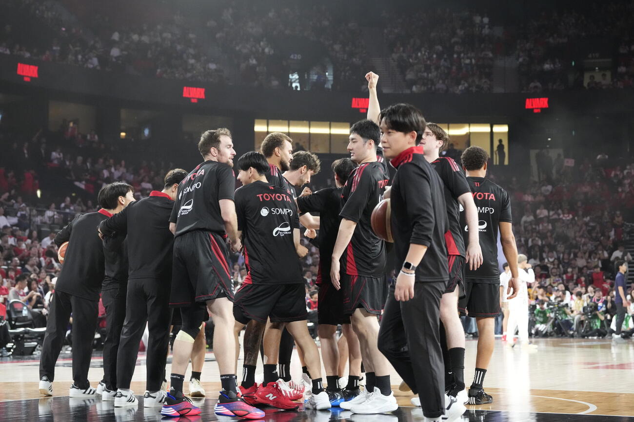 A東京対琉球　試合前に円陣を組むA東京の選手たち（撮影・小島史椰）