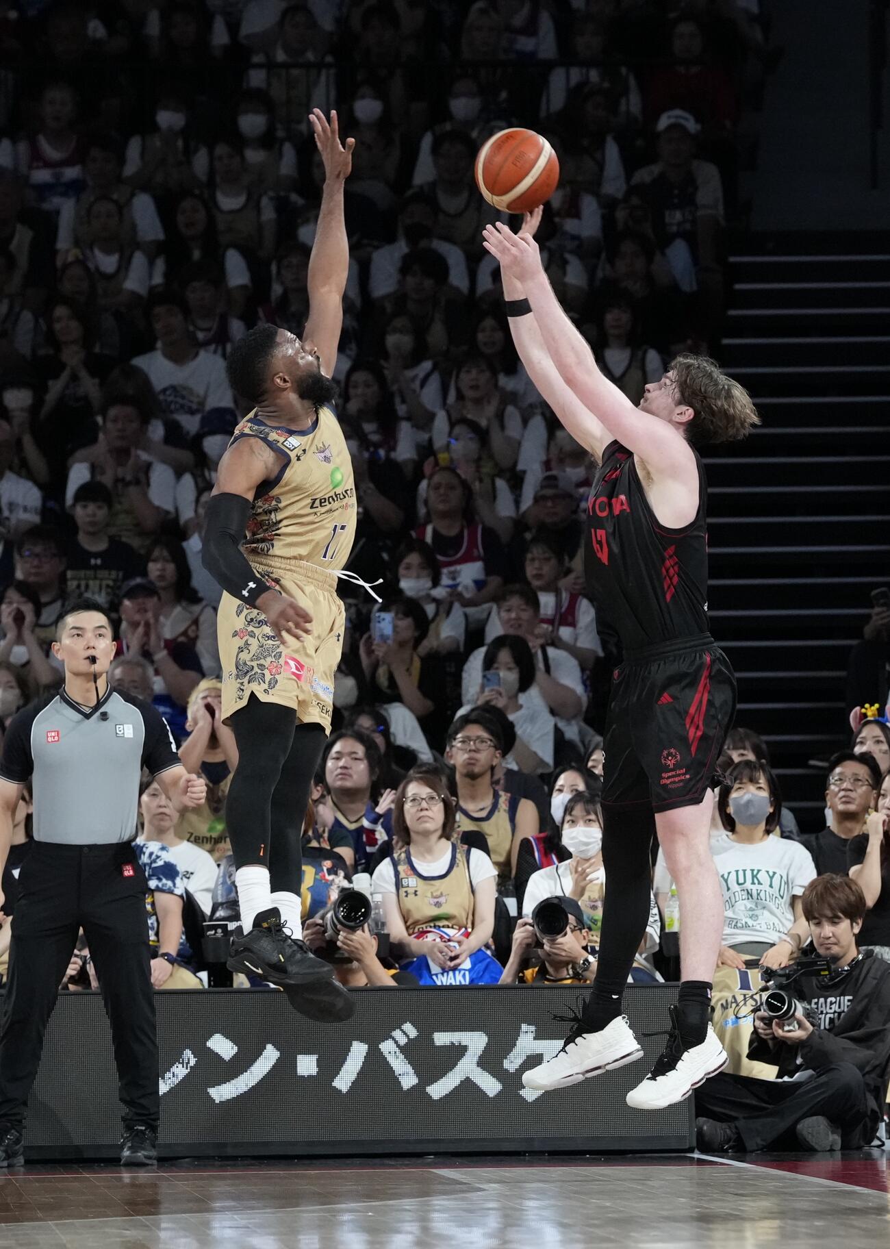 A東京対琉球　第4クオーター、スリーポイントシュートを決めるA東京ラクラン・オルブリッチ（撮影・小島史椰）