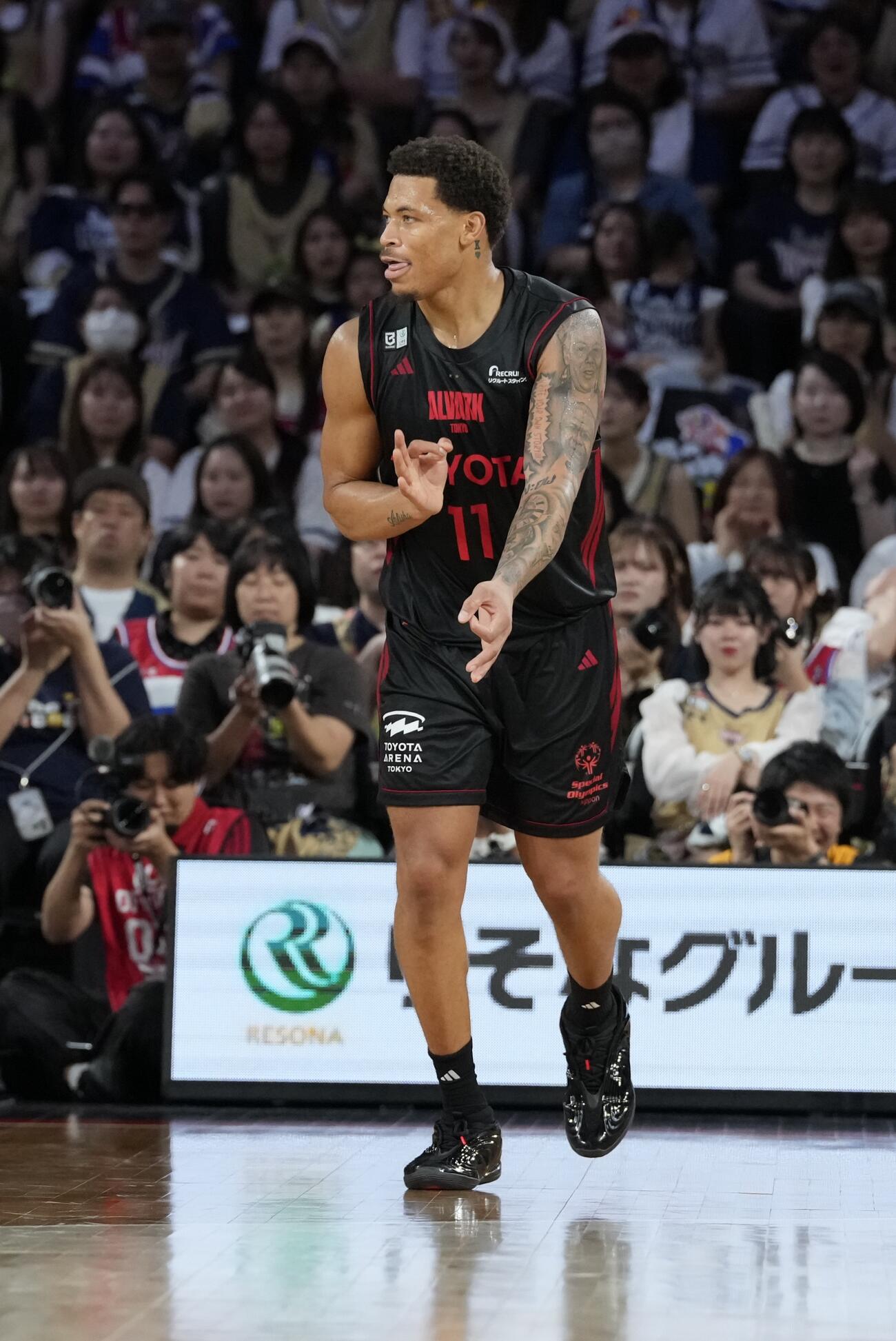 A東京対琉球　第4クオーター、スリーポイントシュートを決め、ポーズをするA東京キヨンテ・ジョンソン（撮影・小島史椰）