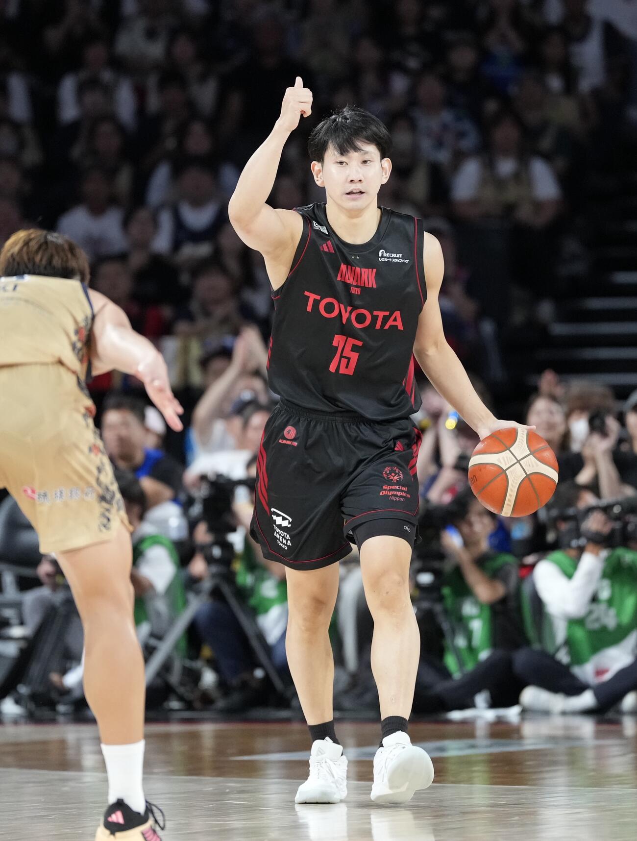 A東京対琉球　第2クオーター、指示を送るA東京小酒部泰暉（撮影・小島史椰）