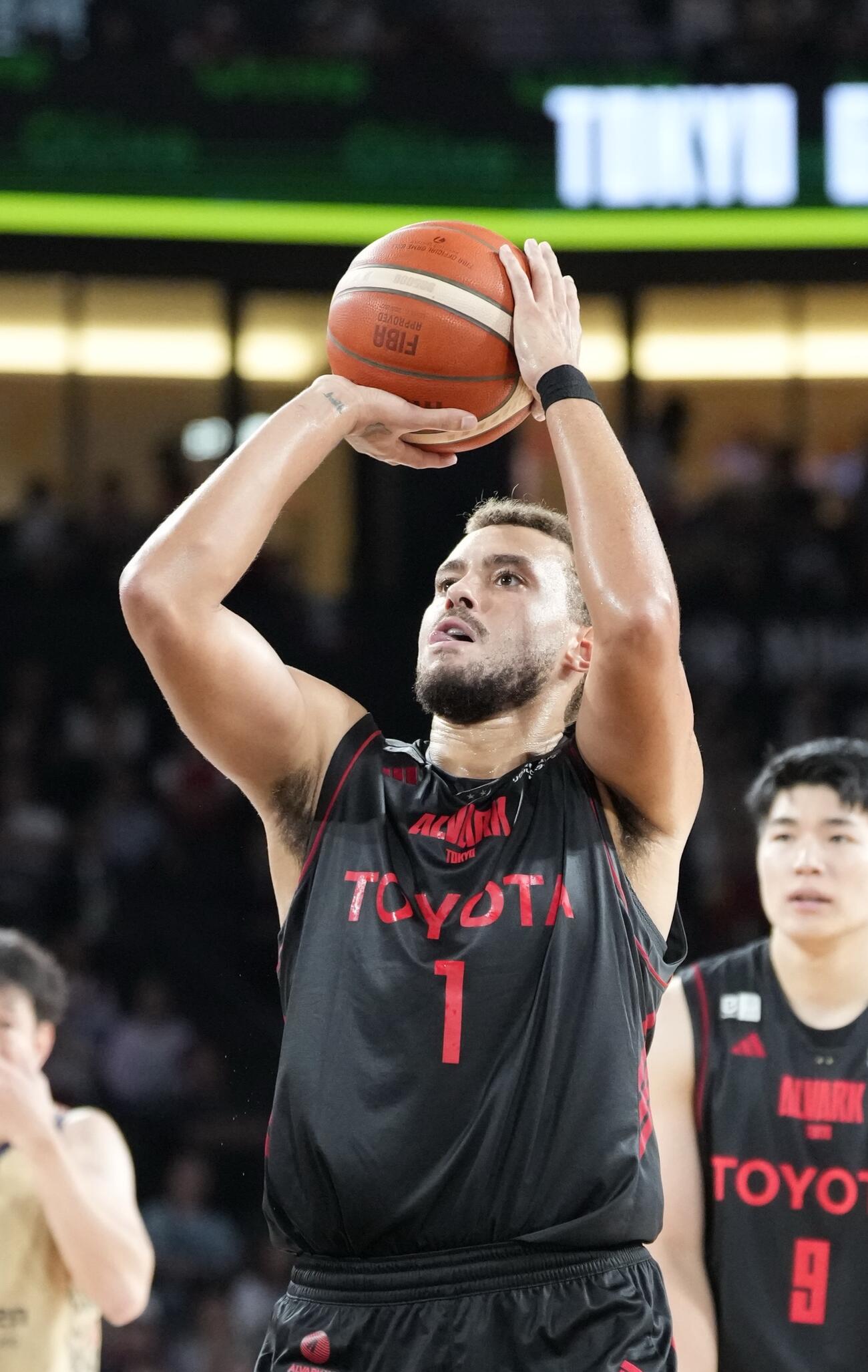 A東京対琉球　第2クオーター、フリースローを決めるA東京ディー・ジェイ・ホグ（撮影・小島史椰）