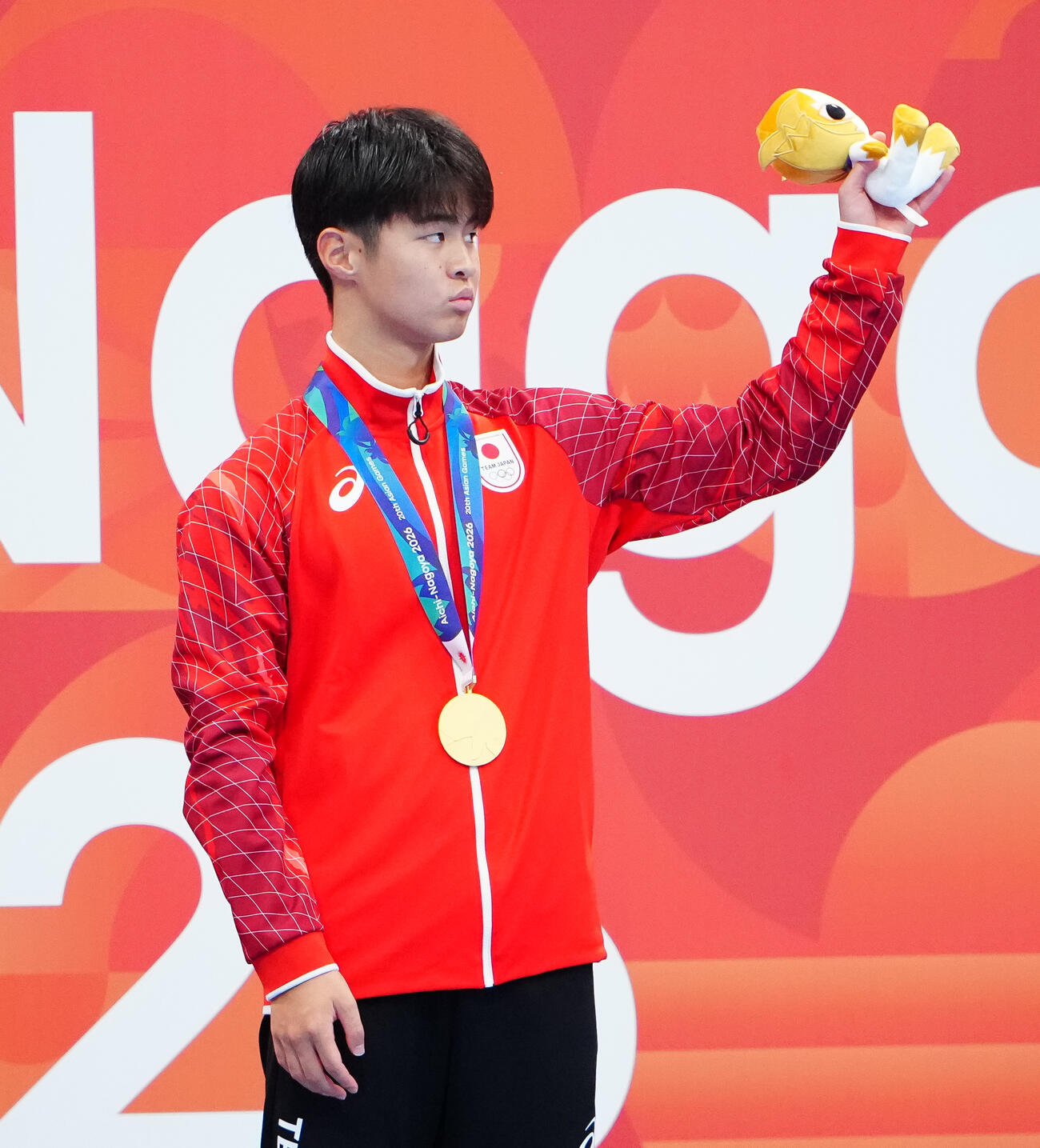 男子400メートル個人メドレー　声援に応える金メダルの小島夢貴（撮影・鈴木みどり）